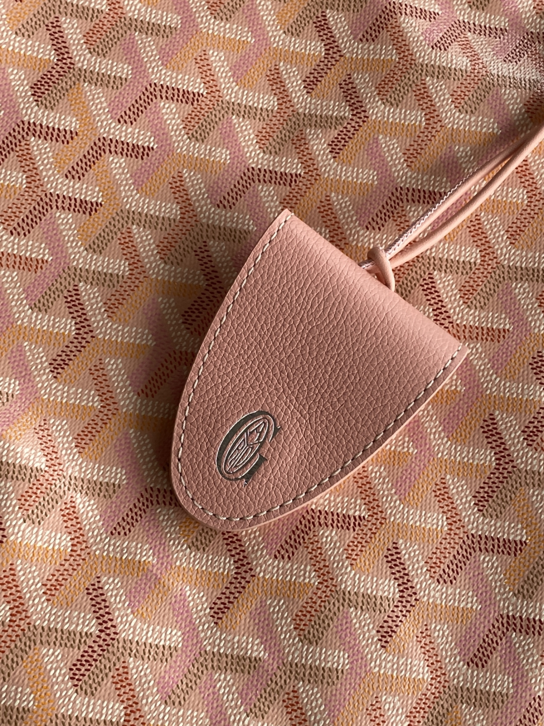 Goyard 这款2026年限量版SAINT LOUIS大号包袋 采用限定四季炫彩GOYARDINE帆布打造