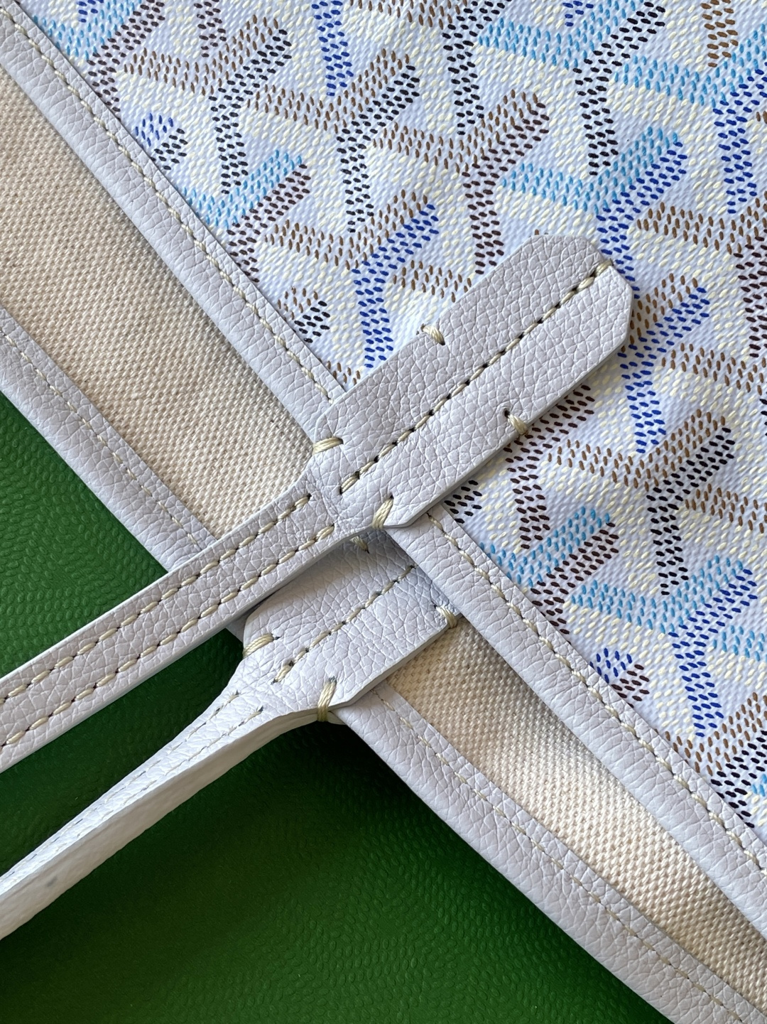 Goyard 这款2026年限量版SAINT LOUIS大号包袋 采用限定四季炫彩GOYARDINE帆布打造