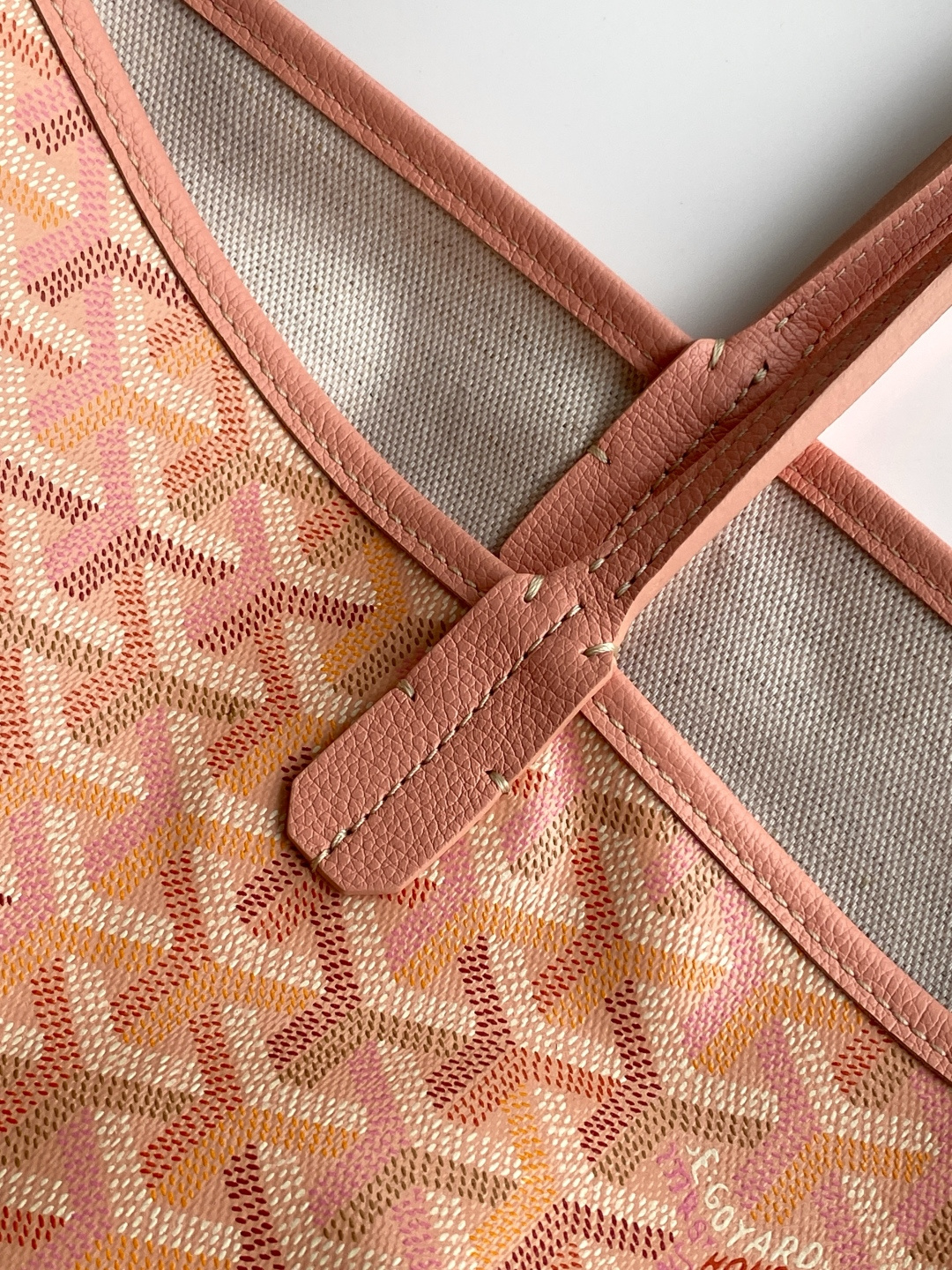 Goyard 这款2026年限量版 SAINT LOUIS 小号包袋 采用限定四季炫彩 GOYARINE 帆布打造