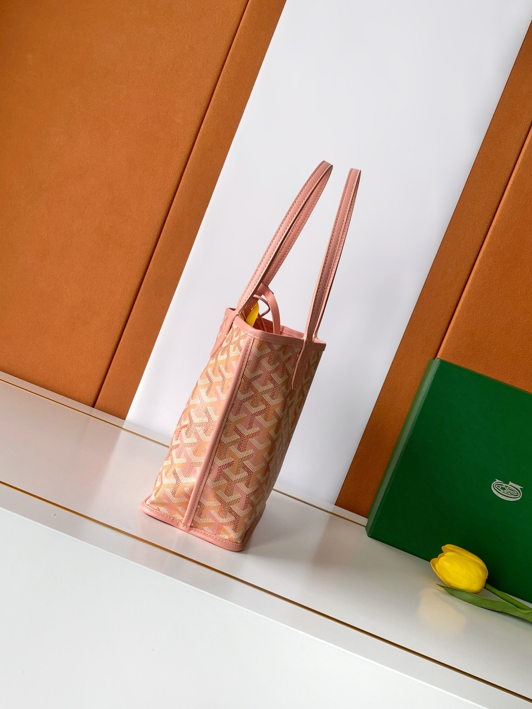 Goyard ANJOU 迷你包是标志性 SAINT LOUIS 包的皮革版本 内衬采用 GOYARDINE 帆布