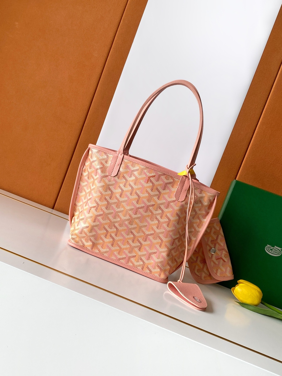 Goyard ANJOU 迷你包是标志性 SAINT LOUIS 包的皮革版本 内衬采用 GOYARDINE 帆布