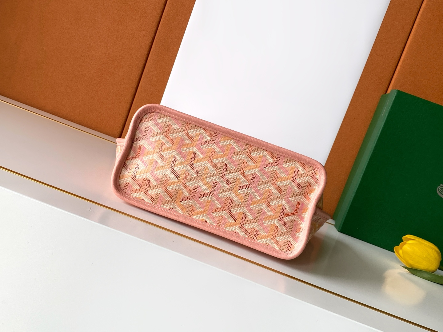 Goyard ANJOU 迷你包是标志性 SAINT LOUIS 包的皮革版本 内衬采用 GOYARDINE 帆布
