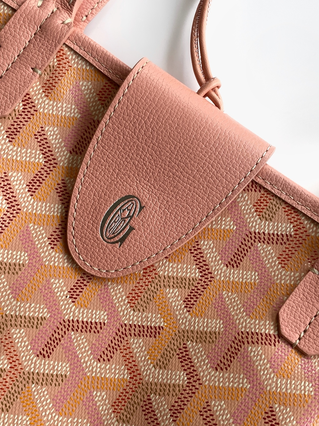 Goyard ANJOU 迷你包是标志性 SAINT LOUIS 包的皮革版本 内衬采用 GOYARDINE 帆布