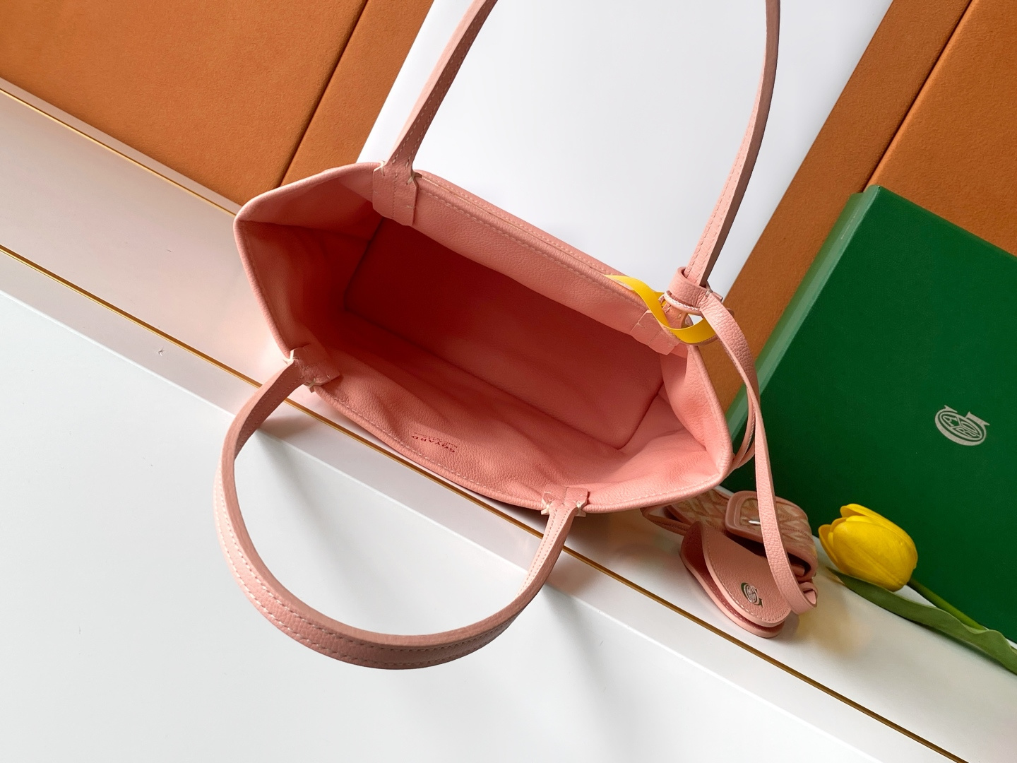 Goyard ANJOU 迷你包是标志性 SAINT LOUIS 包的皮革版本 内衬采用 GOYARDINE 帆布