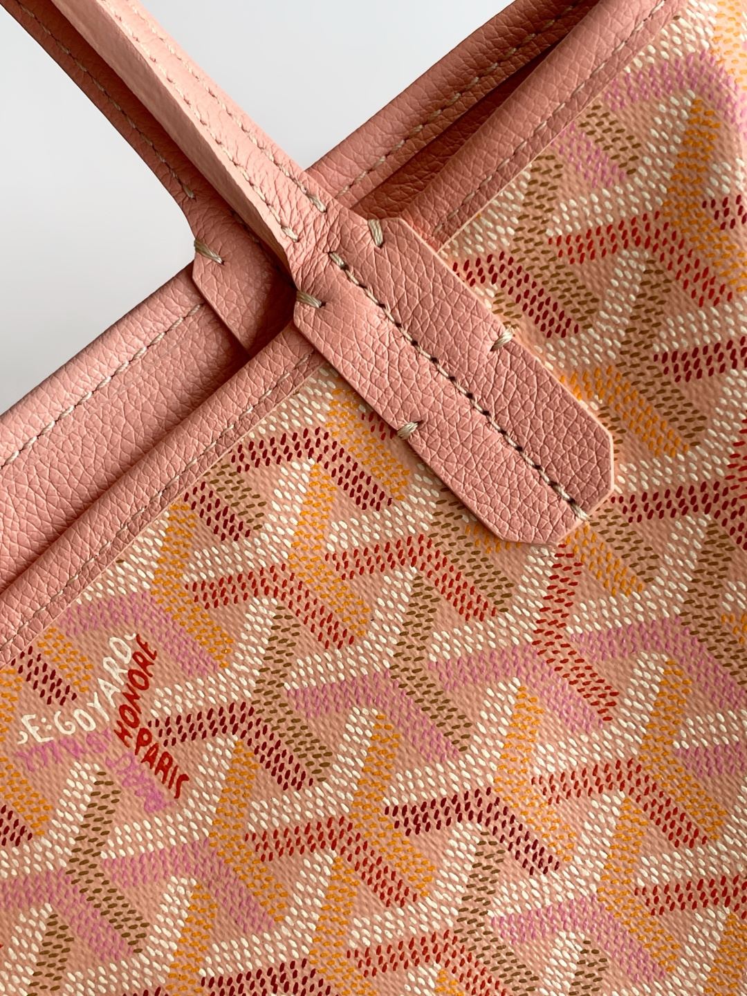 Goyard ANJOU 迷你包是标志性 SAINT LOUIS 包的皮革版本 内衬采用 GOYARDINE 帆布