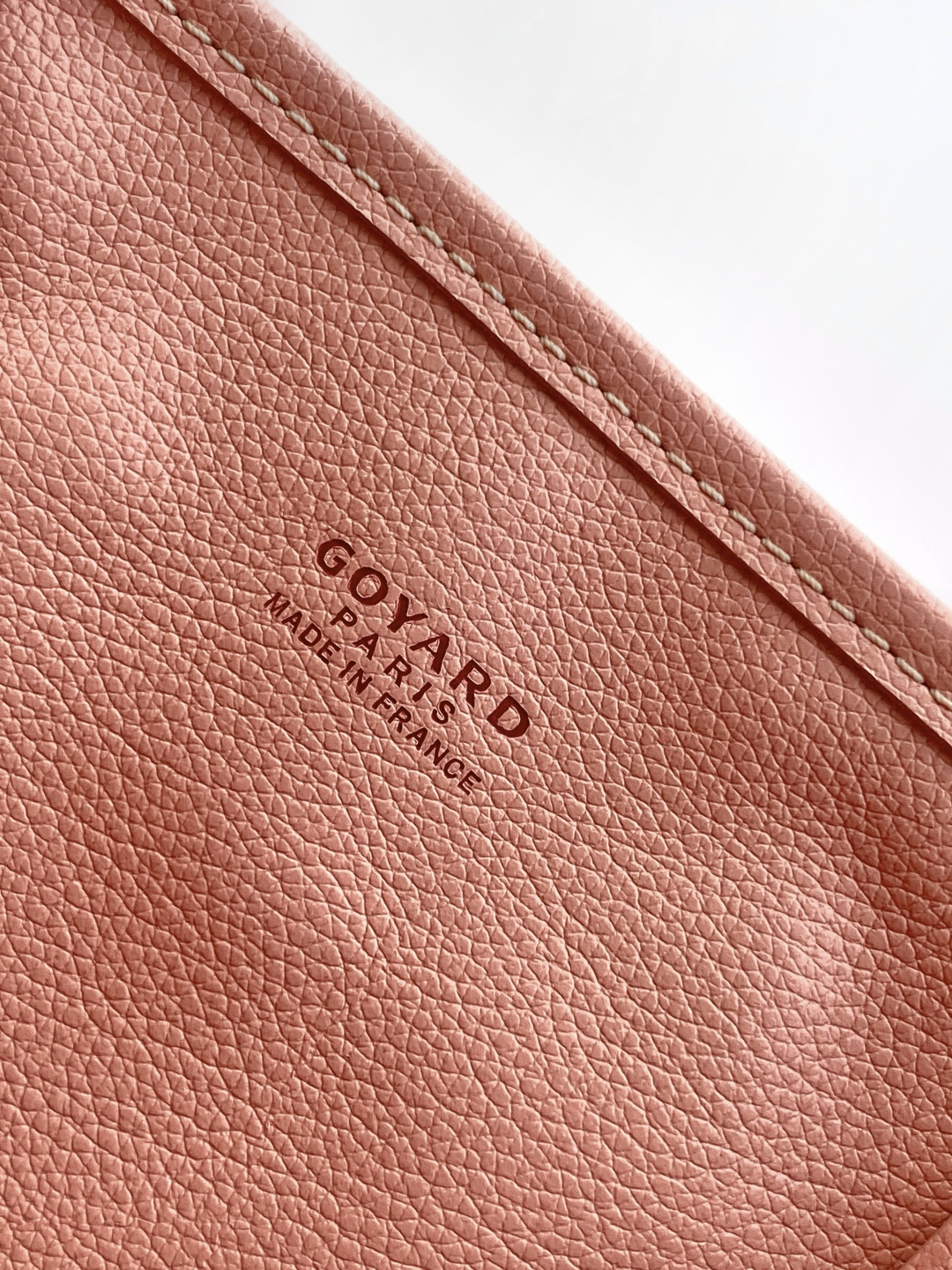 Goyard ANJOU 迷你包是标志性 SAINT LOUIS 包的皮革版本 内衬采用 GOYARDINE 帆布