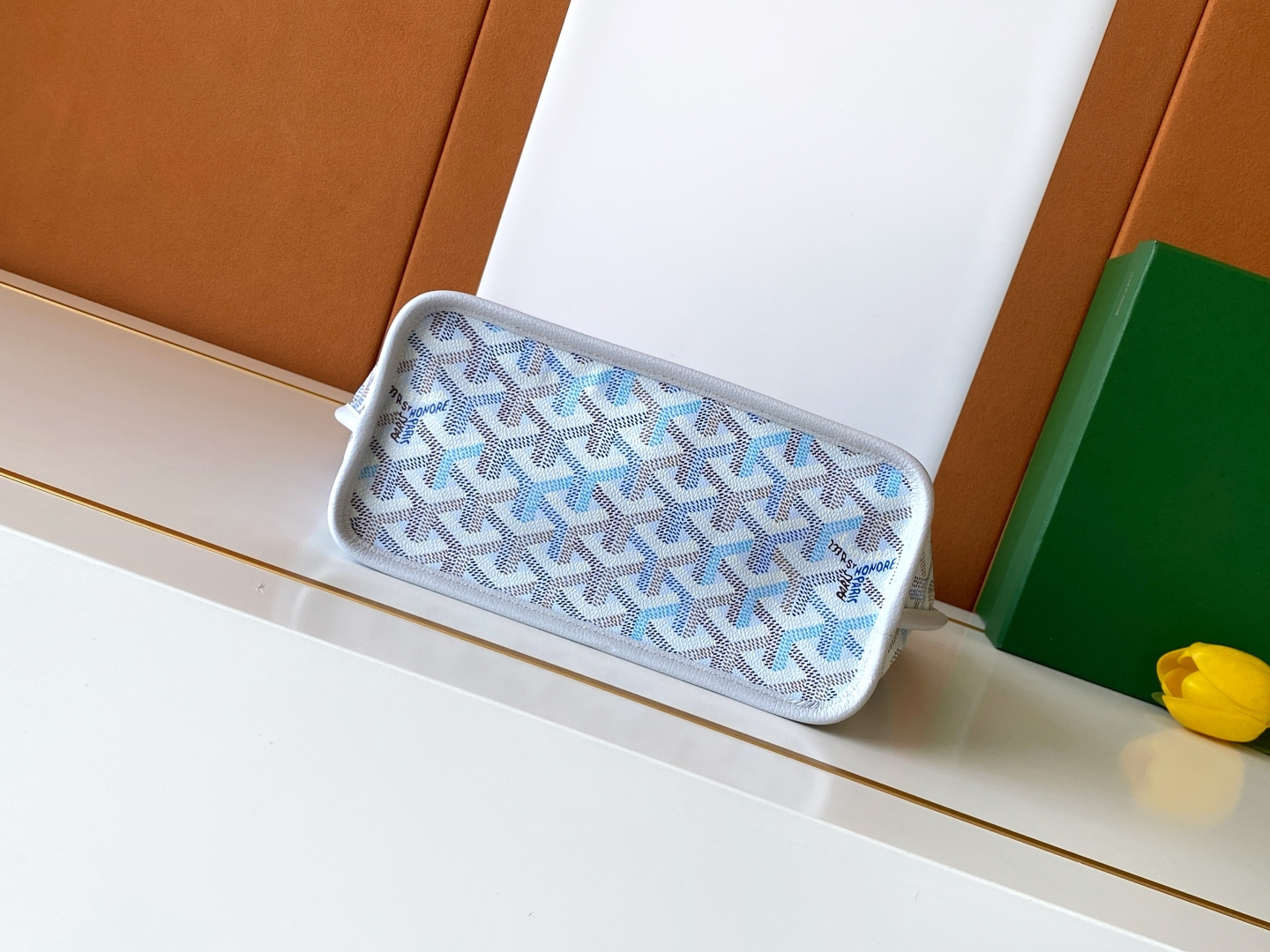 Goyard ANJOU 迷你包是标志性 SAINT LOUIS 包的皮革版本 内衬采用 GOYARDINE 帆布