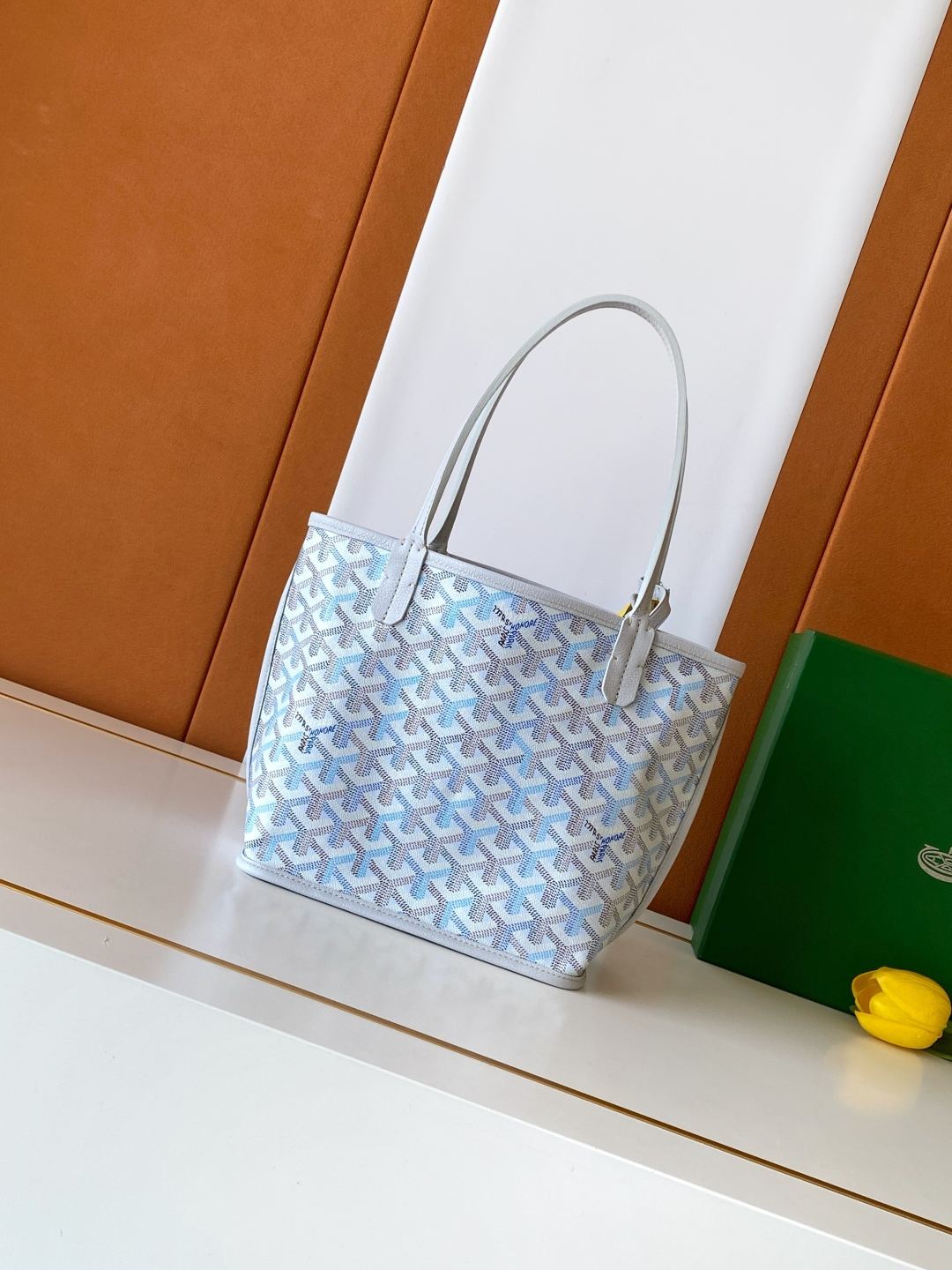 Goyard ANJOU 迷你包是标志性 SAINT LOUIS 包的皮革版本 内衬采用 GOYARDINE 帆布
