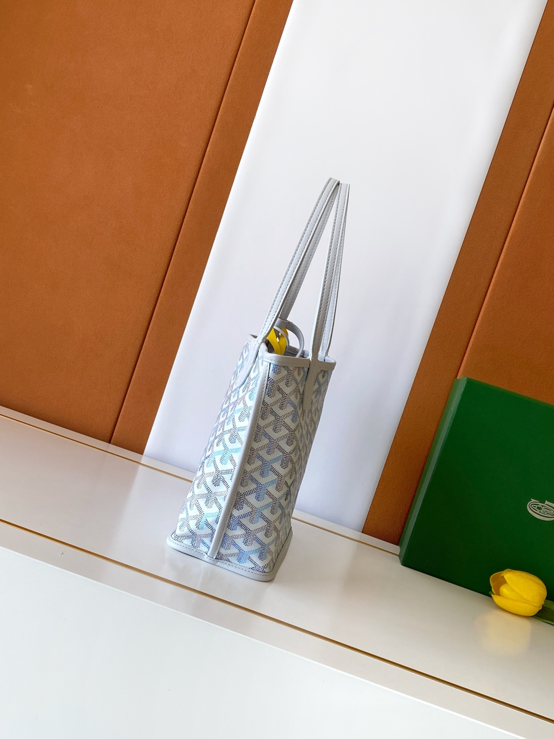Goyard ANJOU 迷你包是标志性 SAINT LOUIS 包的皮革版本 内衬采用 GOYARDINE 帆布