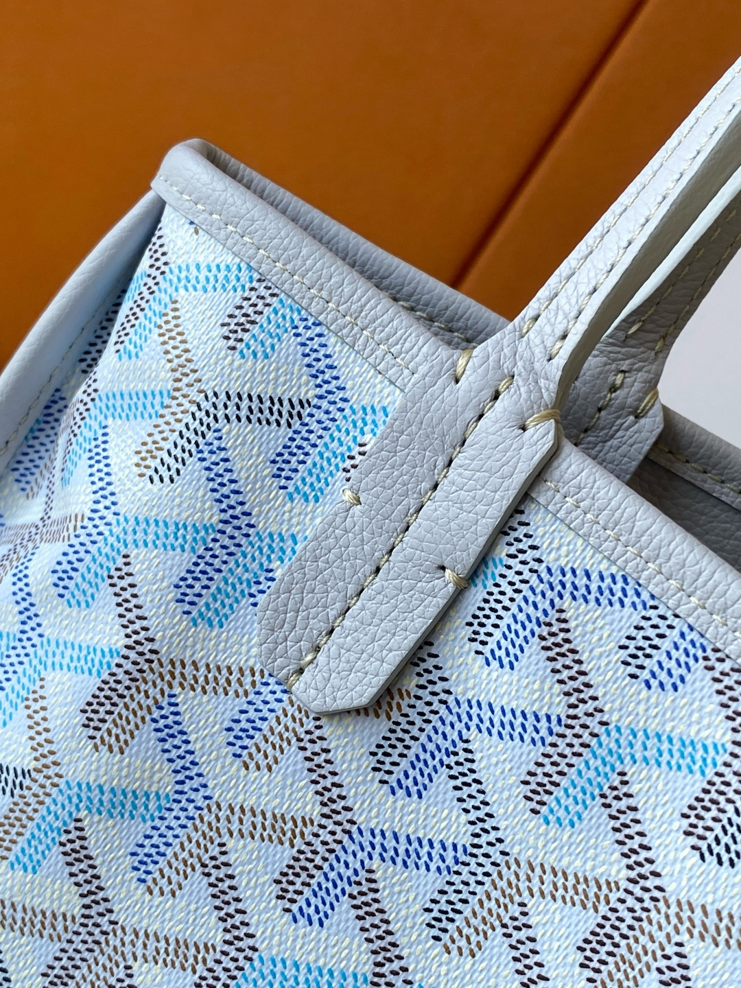 Goyard ANJOU 迷你包是标志性 SAINT LOUIS 包的皮革版本 内衬采用 GOYARDINE 帆布