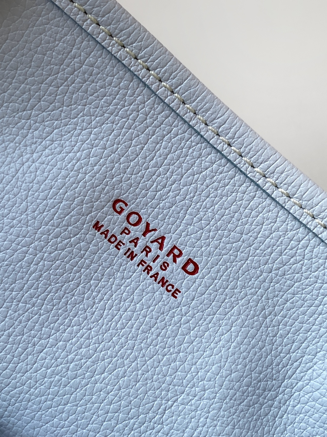 Goyard ANJOU 迷你包是标志性 SAINT LOUIS 包的皮革版本 内衬采用 GOYARDINE 帆布