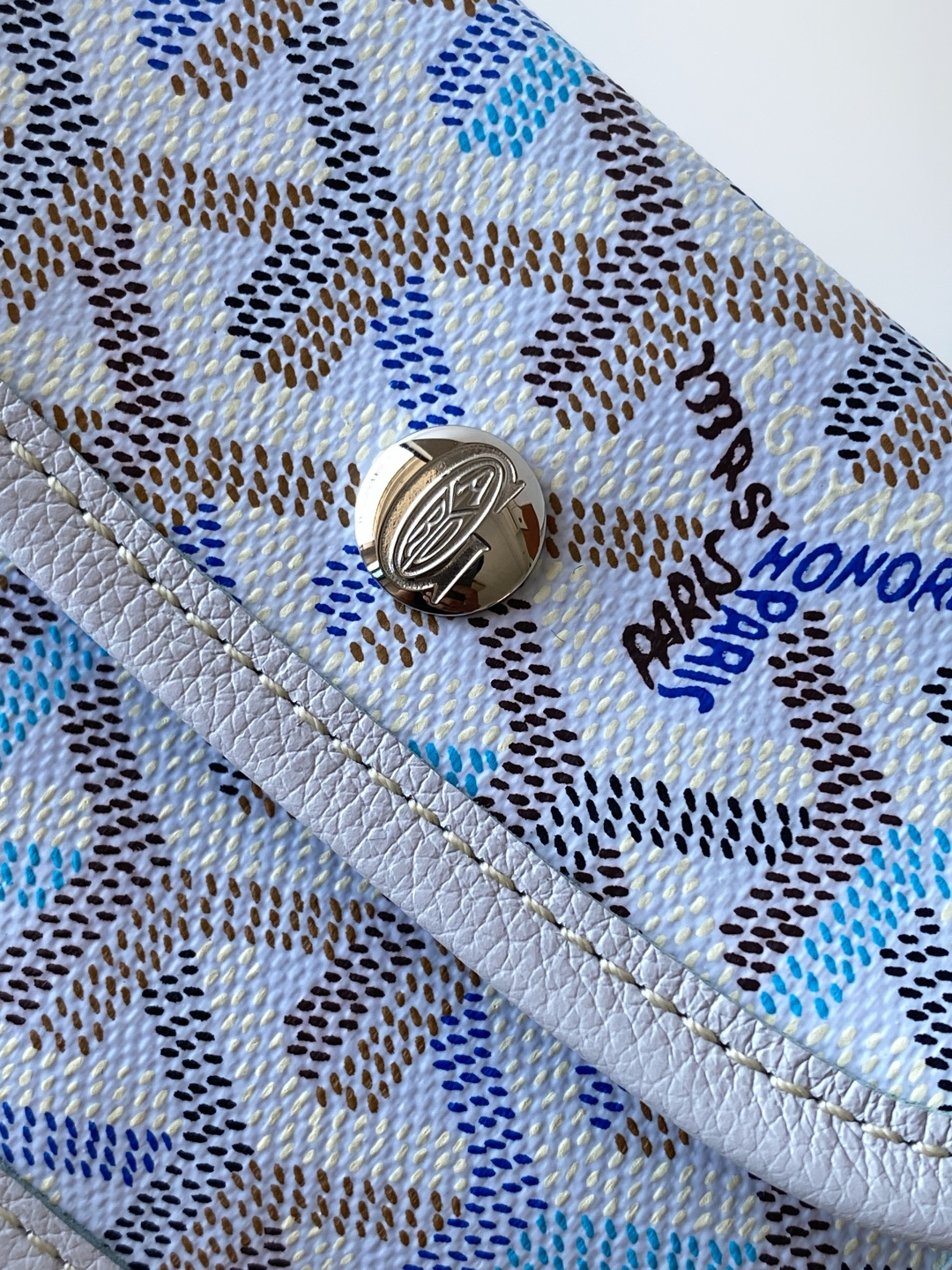 Goyard ANJOU 迷你包是标志性 SAINT LOUIS 包的皮革版本 内衬采用 GOYARDINE 帆布