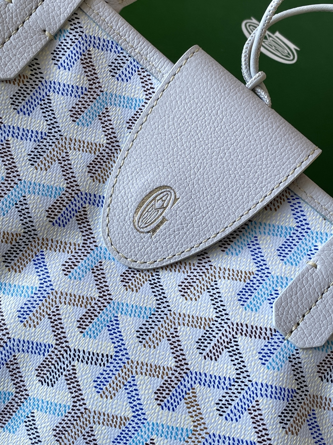 Goyard ANJOU 迷你包是标志性 SAINT LOUIS 包的皮革版本 内衬采用 GOYARDINE 帆布