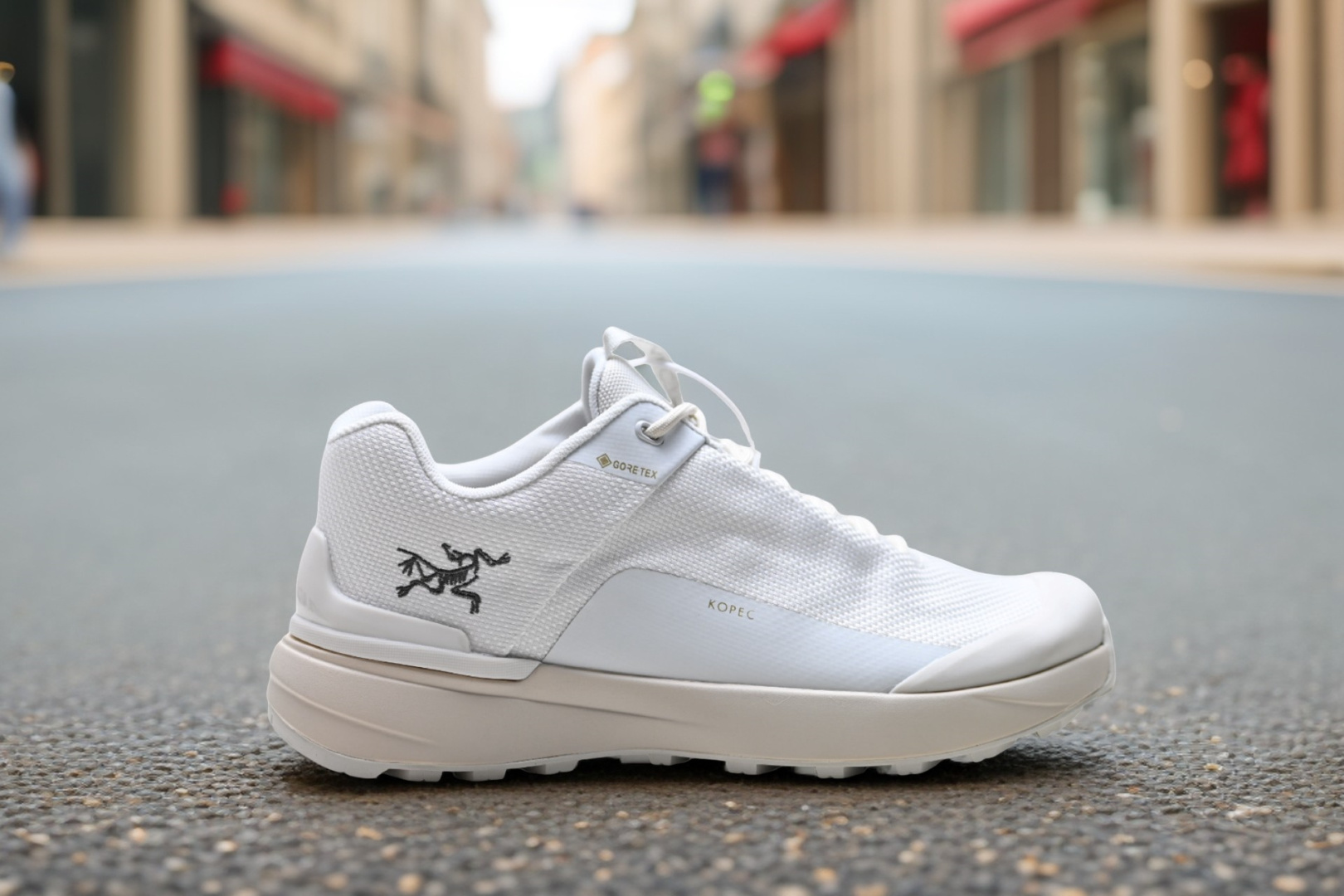 公司级✅Arcteryx始祖鸟 NORVAN KOPEC GTX 覆盖防水 低帮户外登山徒步鞋 特有的独立衬垫 穿着更合脚 带有Gore-Tex防水内衬 提供透气性和防风雨性能 同时内靴带有橡胶平底 与外靴分离后可单独作为营地鞋使用 鞋面为无缝层压拼接的4层结构 兼顾耐久和轻量 并提供足够的透气性 中底使用轻量的EVA泡沫制成 轻量柔软具有弹性 并吸收脚部作用力 Bora系列的Vibram大底通过不同模块的组合 使其具备了较好的支撑性和抓地力 在脚跟部位特别设计了Y型突起结构 稳定脚部动作 提升制动功能 适合徒步 登山等户外活动 ID:TIBXML