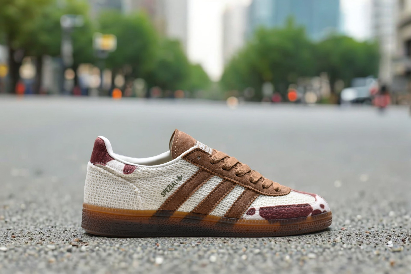 【户外实拍】 公司级✅Adidas Handball Spezial 阿迪达斯经典款 复古休闲板鞋 全鞋采用反毛皮制作 牛筋耐磨大底 承载青春情怀的板鞋 经典三条杠装饰鞋侧 品牌辨识度清晰 官方货号:IH4588 ID:SHOZZL