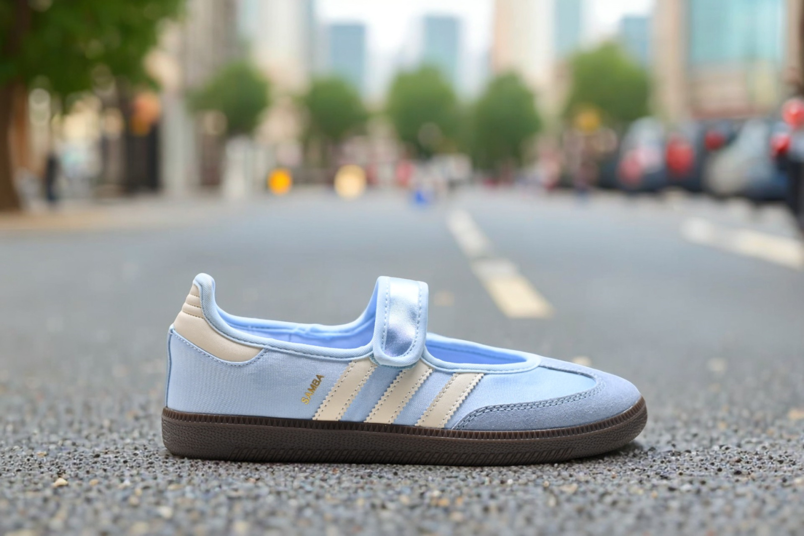 【户外实拍】 公司级✅Adidas Samba Jane 阿迪达斯 玛丽珍款 板鞋懒人一脚蹬运动鞋 采用皮革材质的设计融合了经典与现代元素 它采用了玛丽珍鞋的特色设计 如鞋面上的扣带和环扣装饰 同时保留了Samba鞋的经典三道杠设计和橡胶大底 这款鞋的鞋型修长 中足偏窄 整体贴合感强 适合标准脚型和宽脚型的人群‌ 货号:KI2775 D:SHMZLL