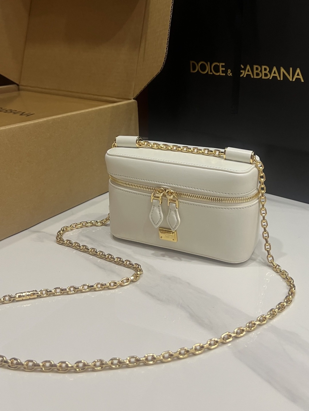 Косметичка Dolce & Gabbana белая с цепочкой
