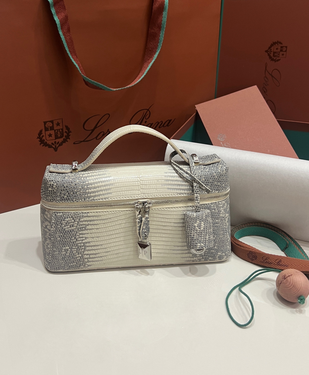 NO:763785,New Loro iana Extra Bag L23 original lizard skin, the latest model is available in stock. It has a perfect old-money style and is worth owning. It is super beautiful~,,loro piana,Hermes,19860909New Loro iana Extra Bag L23蜥蜴皮原件最新款现货供应,妥妥的老钱风,值得拥有,超级美腻哟～,,loro piana,Hermes,,Bag