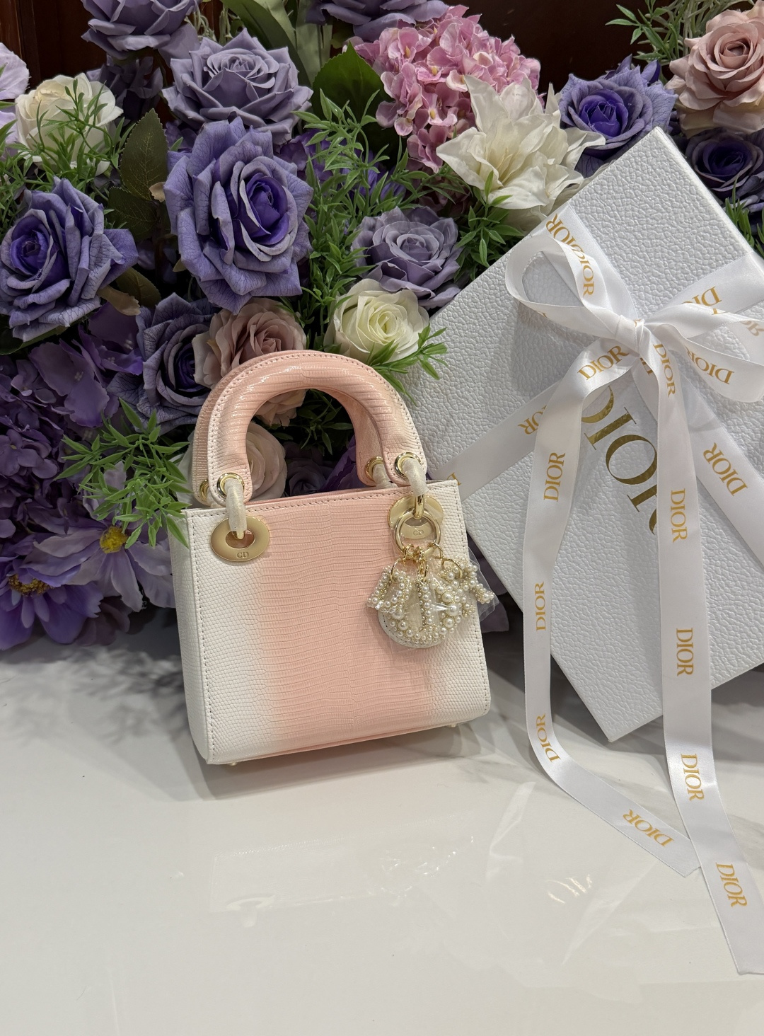 NO:717828,Lizard skin Dior three-compartment Princess Diana bag with pearl buckle is ready to move. Simple and elegant, how can you not be tempted? Every girl has her own unique charm, available in stock, dior, Hermes,19860909蜥蜴皮 Dior三格戴妃包 珍珠扣 蠢蠢欲动简约大气,怎能不心动每个女生都有它的独特魅力现货供应,,dior,Hermes,,Bag