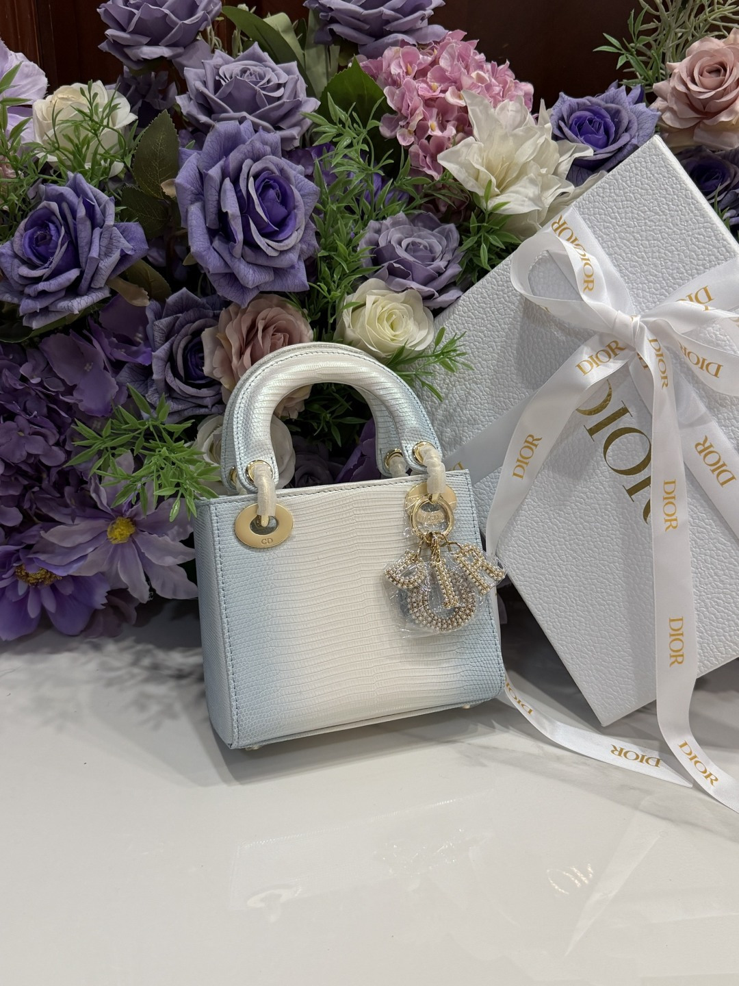 NO:717836,Lizard skin Dior three-compartment Princess Diana bag with pearl buckle is ready to move. Simple and elegant, how can you not be tempted? Every girl has her own unique charm, available in stock, dior, Hermes,19860909蜥蜴皮 Dior三格戴妃包 珍珠扣 蠢蠢欲动简约大气,怎能不心动每个女生都有它的独特魅力现货供应,,dior,Hermes,,Bag