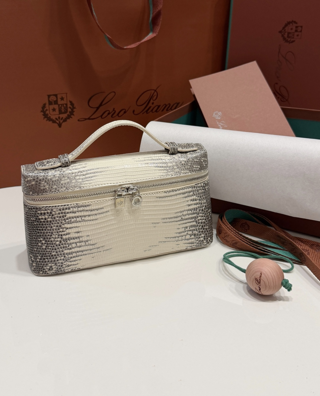 NO:713961,Lizard skin NewLoro iana L19, all colors, known as the 'King of Old Money' with low-key luxury, always fashionable and versatile, can be worn as a cross-body handbag for daily commuting, available from stock, be quick to get it, customization is required when sold out, loro piana, Hermes,19860909蜥蜴皮 NewLoro iana L19诺悠翩雅,所有颜色,被誉为低调奢华的“老钱之王”永远时髦百搭实用,日常通勤可单肩斜挎手提包,现货供应,下手要快,售完需定制,,loro piana,Hermes,,Bag