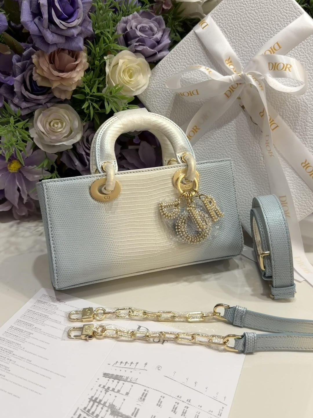 NO:717824,Absolutely beautiful ~ Dior lady-d-joy medium pearl buckle, lizard skin ceiling-level must-have item for fairy sisters, noble and elegant, super beautiful ~ every girl deserves to have it. Available in stock Size 22cm, dior, Hermes,19860909绝美～ Dior lady-d-joy中号珍珠扣,蜥蜴皮天花板级别仙女姐姐们必备单品,贵气优雅气质,超美腻～每个女生都值得拥有现货供应Size22cm,,dior,Hermes,,Bag
