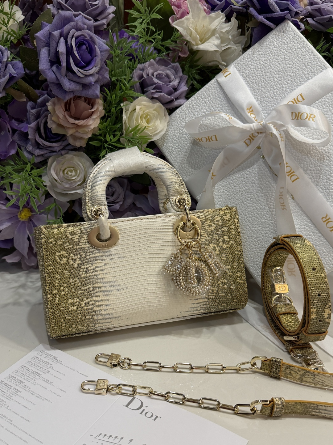 NO:717801,Absolutely beautiful ~ Dior lady-d-joy medium pearl buckle, lizard skin ceiling-level must-have item for fairy sisters, noble and elegant, super beautiful ~ every girl deserves to have it. Available in stock Size 22cm, dior, Hermes,19860909绝美～ Dior lady-d-joy中号珍珠扣,蜥蜴皮天花板级别仙女姐姐们必备单品,贵气优雅气质,超美腻～每个女生都值得拥有现货供应Size22cm,,dior,Hermes,,Bag