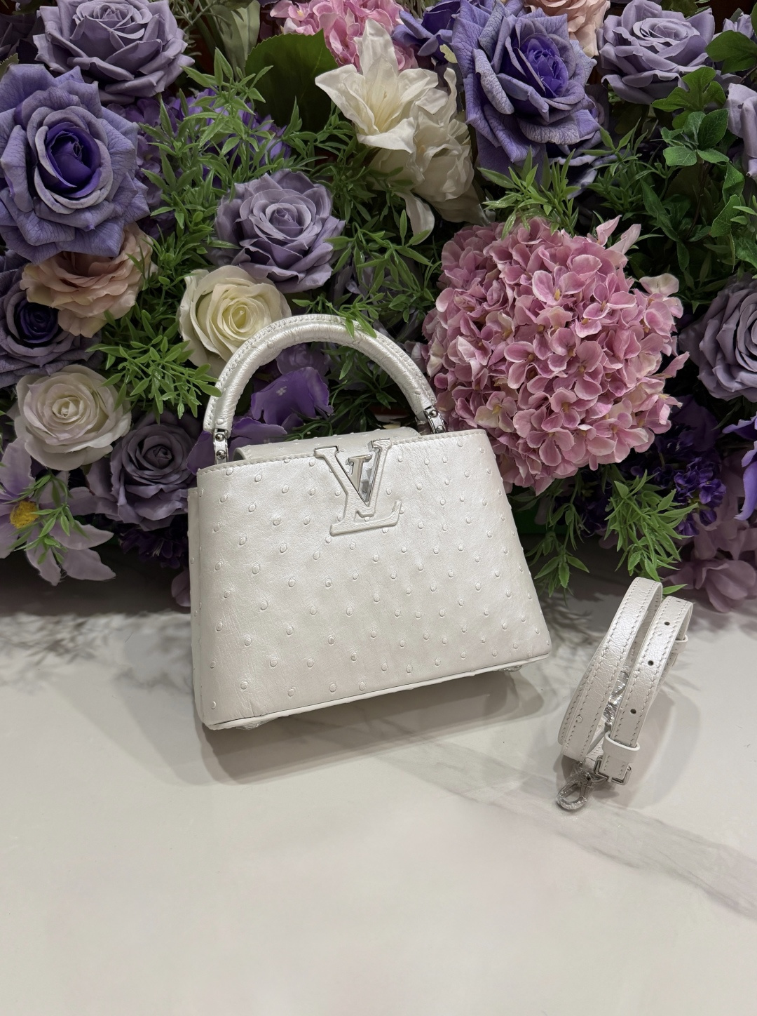NO:697987,Ostrich skin lv caucines BB limited edition is so beautiful that every girl can have one that can capture the hearts of all girls~ Available from stock, customization is required when sold out,, louis vuitton, ostrich skin, Hermes,19860909鸵鸟皮 lv caucines BB限量版 美得太犯规了每个女生都可以拥有一只可以俘化所有女生的心哦～ 现货供应,售完需定制,,louis vuitton,ostrich skin,Hermes,,Bag