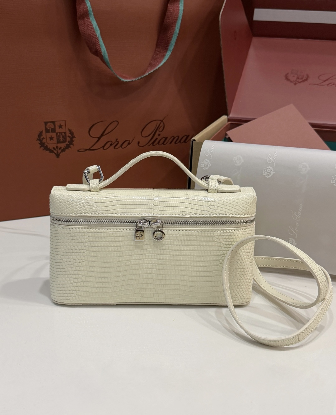 NO:713958,Sisters are rolling out their bags. It’s time to prepare bags for the New Year. The New Year atmosphere is full. Loro iana L19 genuine lizard leather originals, the latest model, are available in stock. It’s a perfect old-money style and worth owning. It’s super beautiful~,,loro piana,Hermes,19860909姐妹们撸包啦 开始要准备新年包包,过年氛围感拉满Loro iana L19真蜥蜴皮原件最新款现货供应,妥妥的老钱风,值得拥有,超级美腻哟～,,loro piana,Hermes,,Bag