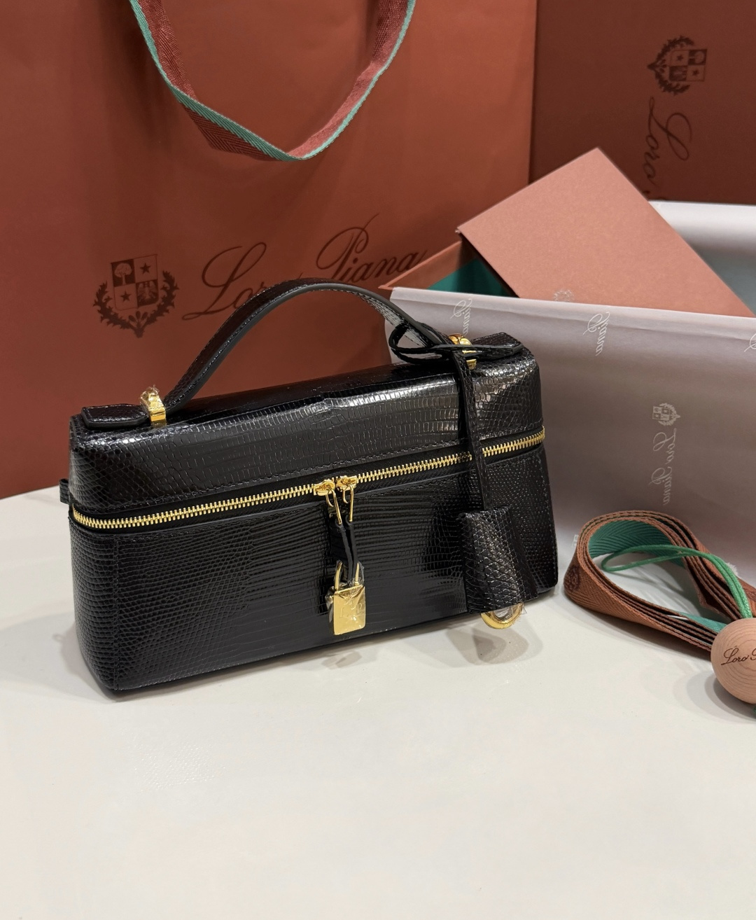 NO:762808,Lizard skin NewLoro iana L23 is known as the 'King of Old Money' with low-key luxury. It is always fashionable and versatile. It can be worn as a cross-body handbag for daily commuting. Available from stock. Be quick to get it. Customization is required when sold out. loro piana, Hermes,19860909蜥蜴皮 NewLoro iana L23诺悠翩雅,被誉为低调奢华的“老钱之王”永远时髦百搭实用,日常通勤可单肩斜挎手提包,现货供应,下手要快,售完需定制,,loro piana,Hermes,,Bag