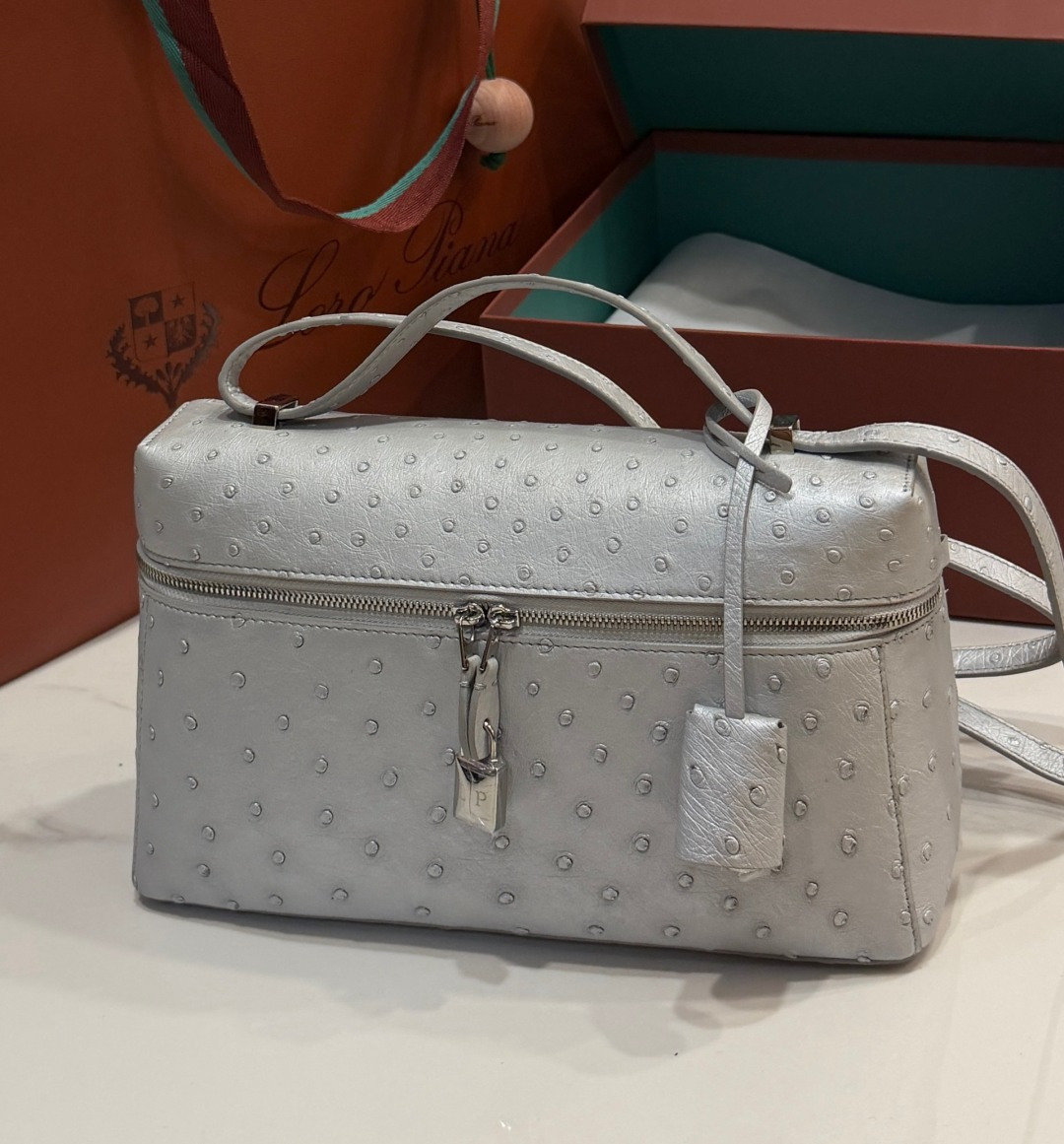 NO:763838,Ostrich ostrich skin Loro iana Extra Bag L27 Loro Piana is known as the 'King of Old Money' with low-key luxury and is always fashionable. Versatile and practical, daily commuting, extra large capacity handbag that can be worn on one shoulder and crossbody, available from stock, be quick to get it, customization is required when sold out,,loro piana,ostrich skin,Hermes,19860909Ostrich 鸵鸟皮 Loro iana Extra Bag L27 诺悠翩雅被誉为低调奢华的“老钱之王”永远时髦 百搭实用,日常通勤,超大容量可单肩斜挎手提包,现货供应,下手要快,售完需定制,,loro piana,ostrich skin,Hermes,,Bag