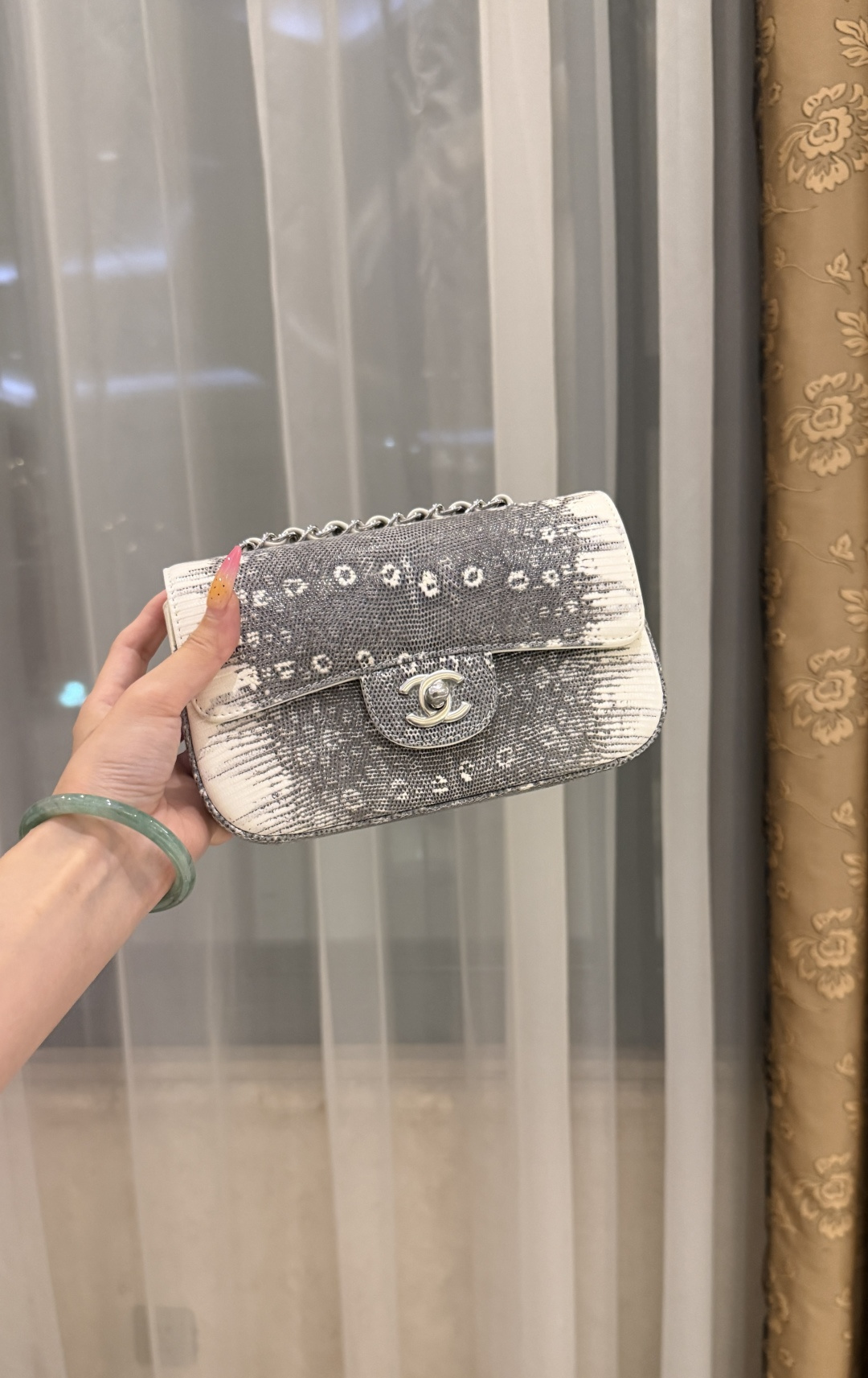 NO:893932,The beautiful CHANEL lizard skin counters are about to be launched at the same time. Every girl can have one, which can capture the hearts of all girls. Ready supply. Size: 20cm, chanel, Hermes,19860909绝美 CHANEL 蜥蜴皮 专柜同步蠢蠢欲动,每个女生都可以拥有一只,可以俘化所有女生的心哦现货供应Size:20cm,,chanel,Hermes,,Bag
