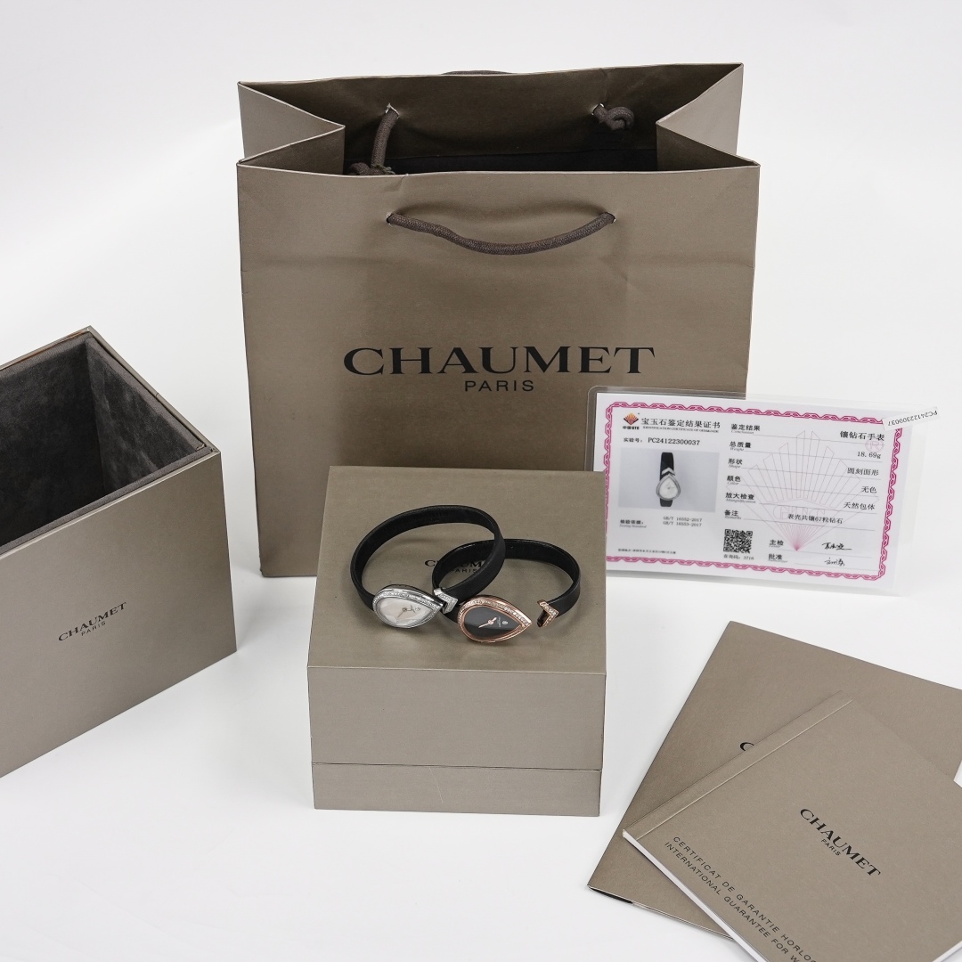 【尚美巴黎·CHAUMET】约瑟芬～水滴型真钻腕表，尺寸mm。表圈镶嵌共颗真钻（带鉴定证书），配以＂错觉画法＂的雕花表盘，真正的内外兼美。原厂水滴型蓝宝石玻璃。原装瑞士ETA  E0.超小号石英机芯（保证与专柜一致，独特后盖按压式调时间，市场根本没有这么小的替代机芯，必须得用原装的）。表带采用包裹黑色缎面的高弹性记忆金属，佩戴舒适，喜欢精致小表盘的女孩子快快看过来，尚美约瑟芬女王冠冕手表，真心优雅到极致，就算是搭配休闲套装也会很低调且奢华的感觉，当之无愧的名媛必备系列！