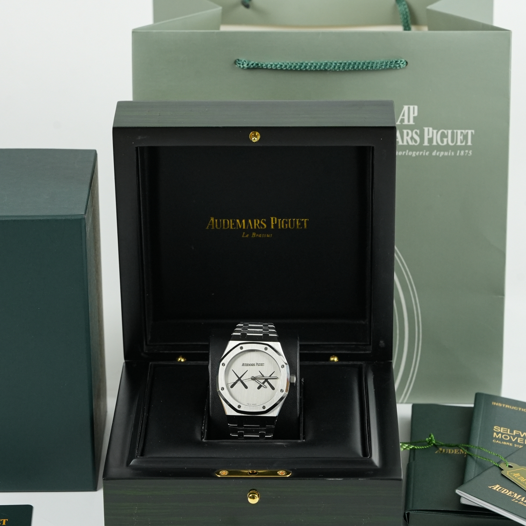 爱彼（Audemars Piguet）皇家橡树WW0 KAWS联名款，与著名街头艺术家KAWS的联名合作，堪称腕表界的一大创举。不仅是爱彼首次与街头艺术家跨界合作的成果，更是将高端制表工艺与潮流艺术完美融合的典范。复刻版延续了原版的经典设计，同时融入了KAWS标志性的艺术元素，佩戴魅力的腕表。还原了原装的设计精髓。毫米表盘 ，厚度，尺寸 精准，轻薄适中，适合大多数手腕佩戴。八角形表圈镶嵌八颗螺丝钉，搭配经典的“印记标志性的 XX ”表盘，展现出独特的魅力与阳刚气质。表壳采用精钢材质，经过精细的拉丝与抛光工艺处理，质感十足，光泽细腻。搭载了升级版的SE一体机芯，性能稳定，走时精准，返修率极低。机芯的自动陀颜色与原装一致，细节之处彰显品质。这款爱彼皇家橡树WW0 KAWS联名款，不仅是一件精美的艺术品，更是一款实用的腕表。无论是作为自用还是礼物，都能展现独特品味。