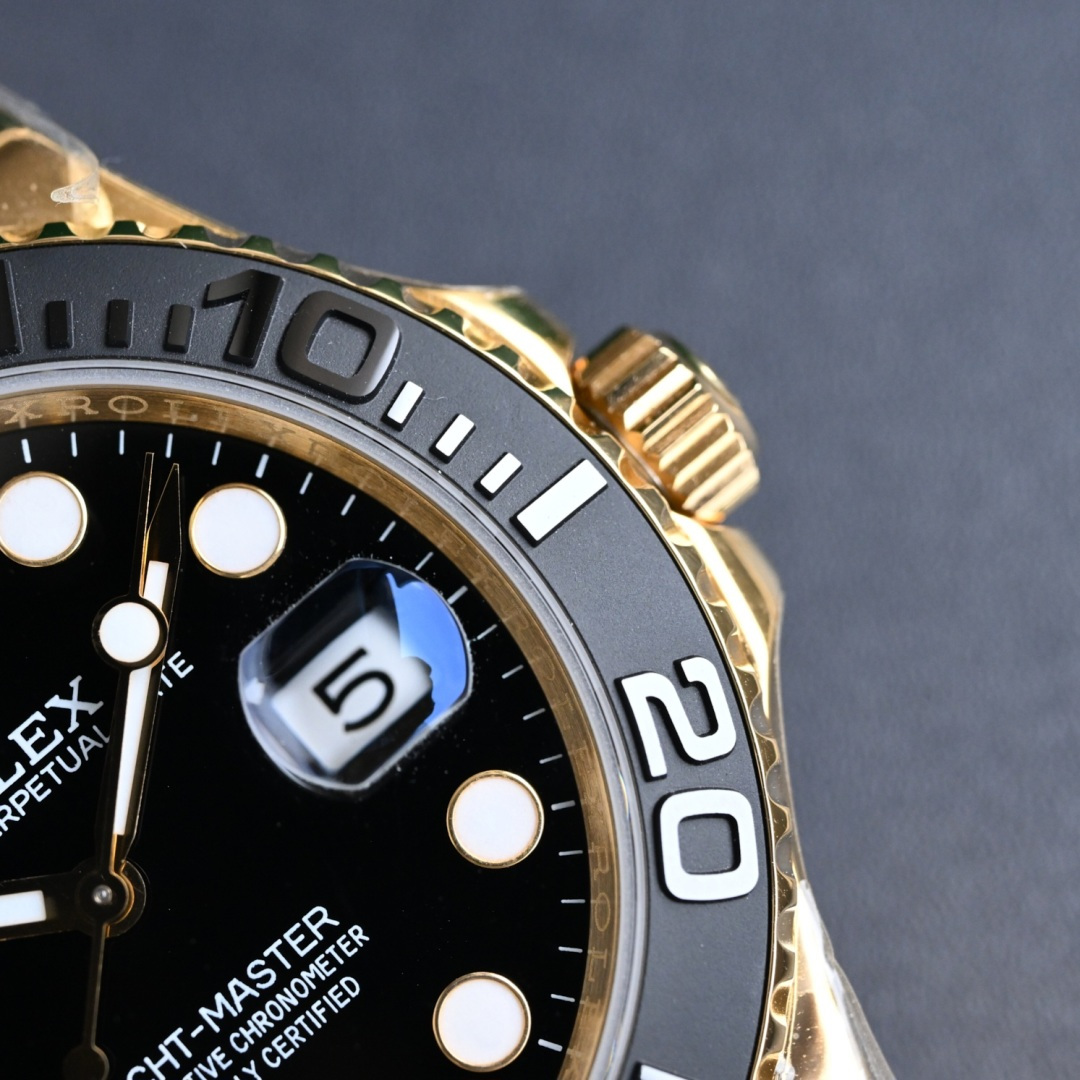 NO:393384,The real ceramic bezel adopts a bidirectional rotation of 60 minutes scale ring port, with precise positioning. Each position has obvious 'click' feedback, and the rotation damping feel is no different from the original. The black Cerachrom ceramic ring is adopted. The same process as the original is used. Through high-temperature firing and fine polishing, the texture and luster of the bezel are ensured. The scales and numbers on the bezel are polished to make it more visually prominent.19860909真陶瓷表圈采用双向旋转60分钟刻度圈口,格精准定位,每个卡位都带有明显的'咔嗒'声反馈,旋转阻尼感与原版无异,黑色Cerachrom陶瓷字圈.采用了与原版相同的工艺,通过高温烧制和精细打磨,确保了表圈的质感和光泽,表圈上的刻度和数字采用了磨光处理,使其在视觉上更加突出,,Watch