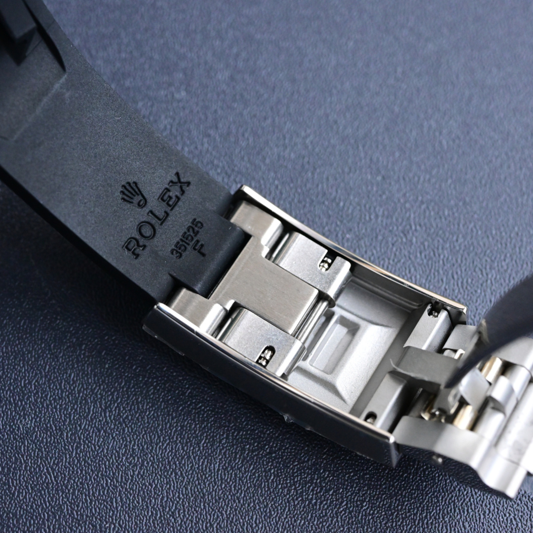 NO:393382,Button details High precision *20W-30W* fiber laser lettering depth is about 0.03-0.05mm, ensuring clear and burrless fonts, perfect originality 'ROLEX' mark, letter spacing and serif style are consistent with the original, precious metal logo dog head mark (the buttons are similar to scratch marks and are protective film),19860909扣子细节 高精度*20W-30W*光纤激光刻字深度约0.03-0.05mm,确保字体清晰无毛刺,完美原度“ROLEX”标,字母间距、衬线风格与原版一致,贵金属标识狗头标（扣子类似划痕印子是保护膜）,,Watch