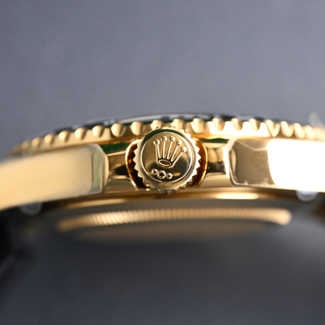 NO:393399,The case uses 904L stainless steel consistent with the original version. The five-axis linkage CNC machine tool precision case has been roughly processed → semi-finished → finely processed to ensure that the profile is consistent with the original version. The error is controlled within ±0.05mm. The lugs and the middle-layer case are formed in one piece. The edges of the shoulder guards need to be finely polished without scratching.19860909表壳采用与原版一致的904L精钢,五轴联动CNC机床精确表壳经过粗加工→半精加工→精加工,确保轮廓与原版一致,误差控制在±0.05mm内,表耳与与中层表壳一体成型.精细倒角打磨护肩边缘需精细抛光,无刮手感,,Watch