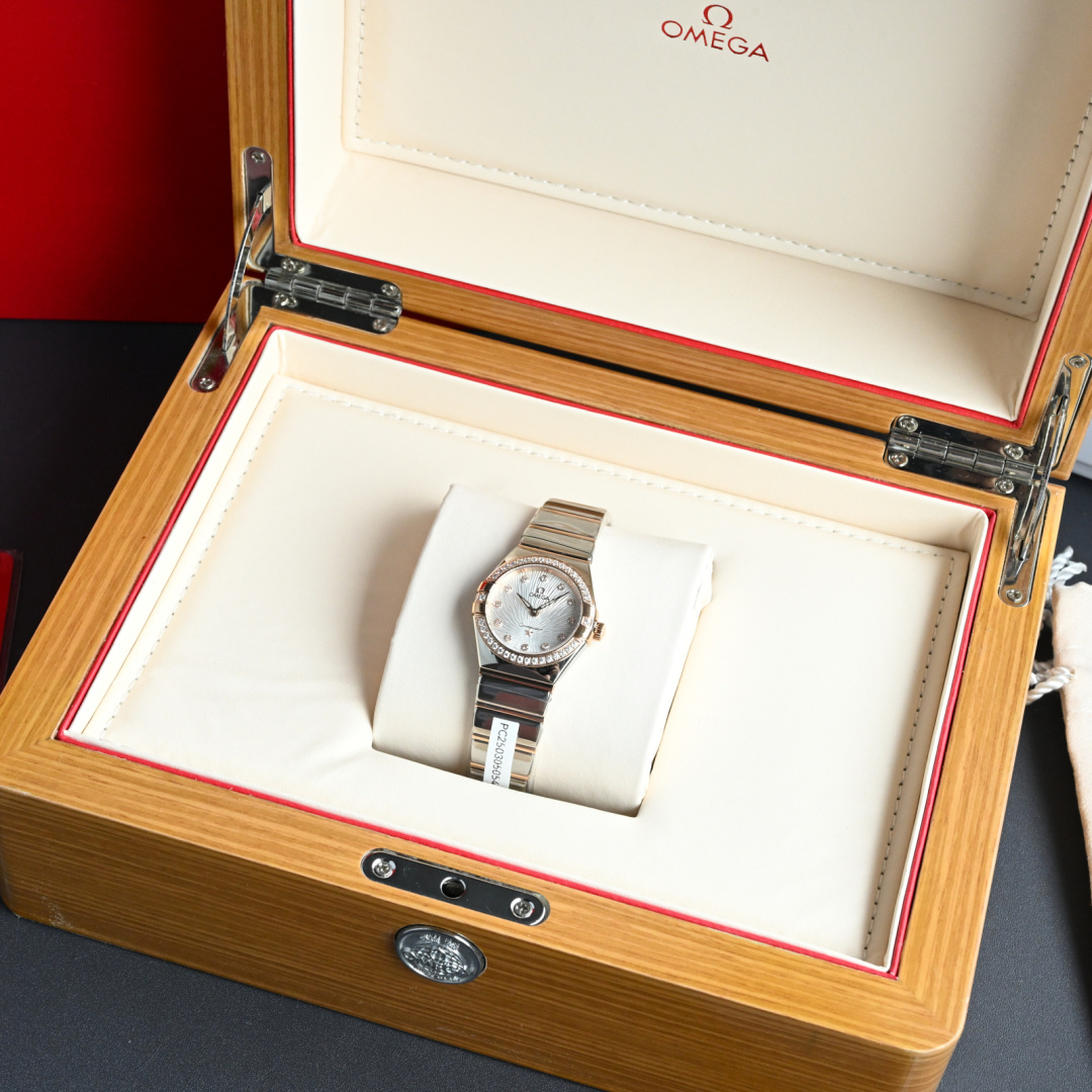 NO:158371,New Omega fifth-generation constellation Omega is a world-wide Omega ad-seller, subway, airport, and shopping malls, you must have seen the large screens of more or less, and you have invincible recognition. You can recognize it at a glance and you must be right to buy it!  The large goods took a year and were finally shipped. The production process was extremely harsh and the quantity was limited!  The latest fifth-generation 28mm zodiac quartz watch in the Omega Constellation Series!  The Zodiac Series is the most classic one in the entire Omega series. The female Zodiac Sign is full of femininity after getting started!  After the new fifth-generation constellation is launched, all fourth-generation constellations will be withdrawn from the counter and will be suspended. Buy new ones and don’t buy old ones!  Compared with the old four-generation constellation, the new model is all upgraded on the dial, needle, bottom cover, strap, movement, and case!  The details of the upgrade will be explained one by one in the details! The previous generation of zodiac signs are constantly improved, and the degree of conformity between the case and the claws of the new generation of zodiac signs. The Roman scale method of the ring mouth and the restoration of the undercover observatory relief are comparable to the original version!  The fine effect of the strap and shell polishing is consistent with the original version. The best choice for gift gifts!  , omega19860909新款欧米茄五代星座 欧米茄全世界欧米茄广告狂推款,地铁,机场,商场大屏幕大家多多少少一定看到过,辨识度无敌,一眼认出,买它一定没有错！大货历时一年,终于出货,制作过程极其苛刻,数量有限！欧米茄星座系列最新款五代28mm星座石英腕表 ！ 星座系列是欧米茄全系中最经典的一款,女款星座上手后女人味十足！ 新款五代星座上市后,四代星座基本全部撤出专柜停售,买新不买旧！ 对比老款四代星座,新款在表盘,表针,底盖,表带,机芯,表壳全部升级！升级细节会在细节图一一讲解! 由上一代星座不断改进,新一代星座表壳与托爪的吻合度.圈口罗马刻度做法及底盖天文台浮雕的还原度媲美原版！表带与壳抛光打磨细腻效果跟原版一致.送礼自带不二之选！,,omega,Watch