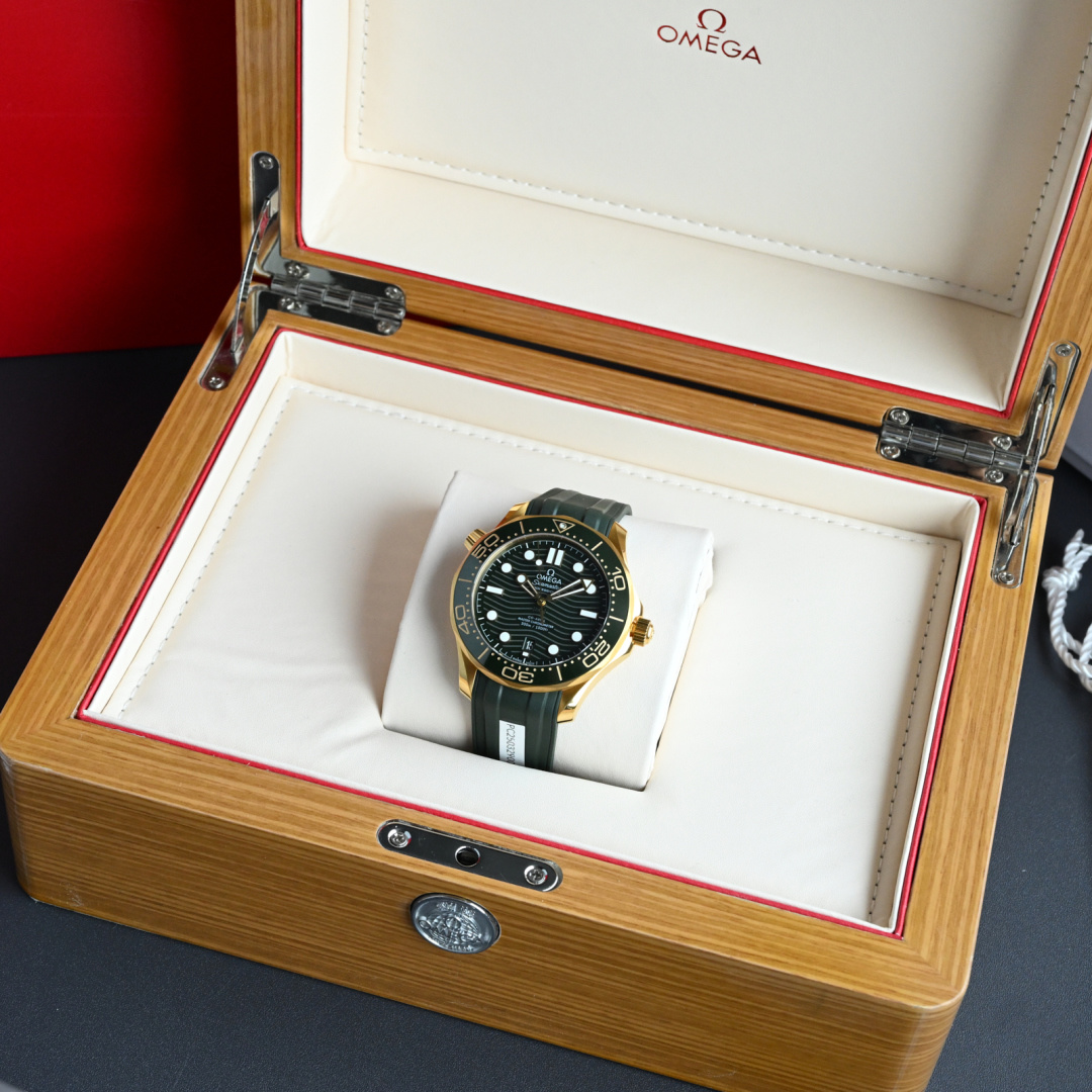 NO:393467,The new Omega Seamaster Gold Green Packaging Edition Size 42mm Model 21062422010001 The top version of Seamaster Real Gold Packaging No fading, supports arbitrary comparison, all the details are made with the original, and the accessories can be used interchangeably, and the appearance design is highly consistent with the original. From the case shape to the smallest scale details, they are carefully calculated. Whether it is the workmanship details or the sense of proportion and weight worn on the wrist, they are almost indistinguishable, and the original comparison details are supported. The Omega Seamaster series has always been a classic in the field of diving watches, and the newly launched green and gold model has brought the charm of this classic series to a new level. With its unique design, excellent performance and exquisite craftsmanship, this watch has become an ideal choice for many watch friends!  The case is made of 316L stainless steel and has been finely polished to the original version, with texture and luster the same as the original. The watch mirror is made of sapphire crystal, with Mohs hardness reaching level 9, second only to diamonds, and will not leave scratches when used for friction. This watch can reach the waterproof level of meters, and can fully meet the needs of water activities such as swimming and snorkeling in actual tests. The screw-in crown and helium escape valve bottom cover design ensure good sealing. It should be noted that, like all mechanical watches, the crown or button, hot bath and sauna should be avoided underwater operation.  The automatic winding efficiency of the movement is also optimized. It can provide about 48 hours of power reserve, and the automatic noise control does not have the common 'slam' sound of the low-end quality, and the rotation sound is close to the low and delicate of the original. For watch fans who like this wrist but have a limited budget, it is undoubtedly the best choice.19860909新款欧米茄海马金绿包金版 尺寸42mm 型号21062422010001海马最顶级版本 真包金 不掉色,支持任意对比,所有细节做工跟足原版,真正可以做到配件互换使用,在外观设计上力求与原版保持高度一致,从表壳造型到最微小的刻度细节都经过精密计算.无论是做工细节还是佩戴在手腕上的比例感和重量感几乎无法区分,支持原版对比细节.欧米茄海马系列一直是潜水表领域的经典之作,而新推出的绿金款更是将这一经典系列的魅力提升到了新的高度.这款手表以其独特的设计、卓越的性能和精湛的工艺,成为了众多表友心目中的理想选择！表壳采用316L精钢材质经过精细的打磨处理,与原版无异的质感和光泽.表镜采用蓝宝石水晶材质,莫氏硬度达到9级,仅次于钻石,使用摩擦不会留下划痕.这款表可以达到米防水等级,实际测试中完全能够满足游泳、浮潜等水上活动的需求.旋入式表冠和排氦阀门底盖设计确保了良好的密封性,需要注意的是,与所有机械腕表一样,应避免在水下操作表冠或按钮,热水浴和桑拿等高温高湿环境等.搭载原版一致8801机芯,在功能实现上与原版完全一致的时针单独调节日历功能（通过第一档表冠调节时针实现日历快跳）机芯的自动上链效率也经过优化,日常佩戴可提供约48小时的动力储存,自动陀噪音控制没有低端质量常见的'哗啦'声,转动声音接近原版的低沉细腻.对于喜欢这款腕但又预算有限的表迷来说,无疑是一个最佳的选择.,,omega,Watch