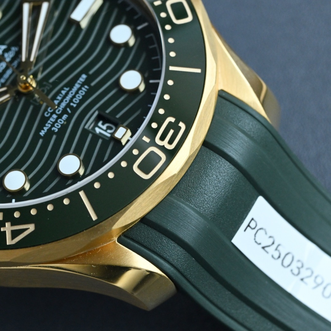 NO:393470,The case is made of 316L fine steel, which has been finely polished and polished to ensure that its surface is smooth and flawless. Multiple parts of the case will be polished. The inner side of the lug, crown shoulder pads, etc. will be polished, while the outer side of the lug is brushed. Each part of the case, including the sides and edges, has been strictly polished to ensure smooth lines and uniform gloss.19860909表壳采用316L精钢材,经过精细的打磨和抛光处理,以确保其表面光滑无瑕疵,壳的多个部位会进行不同的打磨处理.表耳内侧、表冠护肩等部位会进行抛光,而表耳外侧则采用拉丝处理.表壳的每个部分,包括侧面和边缘,都经过了严格的打磨,确保线条流畅、光泽均匀,,Watch