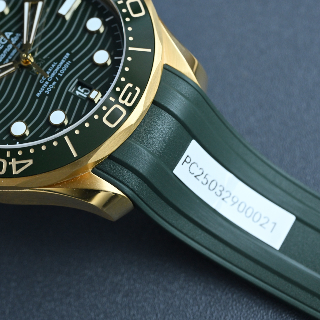 NO:393473,The rubber strap is made of imported fluoroelastic material, which has the characteristics of high temperature resistance, aging resistance and seawater corrosion resistance. It is soft and fits the wrist. The texture design on the inner side of the strap also helps improve wear comfort and breathability.19860909橡胶表带采用进口氟橡胶材质,具有耐高温、抗老化和抗海水腐蚀等特性,质地柔软贴合手腕,表带内侧的纹理设计也有助于提升佩戴舒适度和透气性.,,Watch