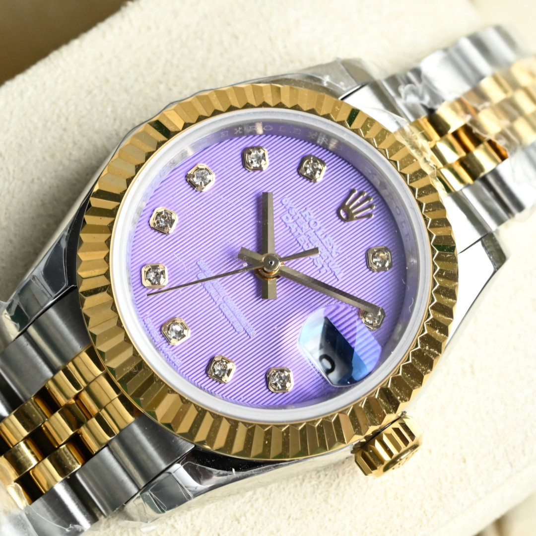 NO:393541,The dial is the soul of this watch, and lavender purple and apple mint green are undoubtedly one of its most attractive parts. The dial is highly consistent with the original in terms of color, texture and luster. Through physical vapor deposition or electroplating technology, the dial is added with color and finally modified with oil paint. This process not only makes the dial's color more vivid and lasting, but also gives the dial a unique luster and texture.19860909表盘是这款手表的灵魂所在,薰衣草紫和苹果薄荷绿无疑是其最吸引人的部分之一.表盘在色彩、纹理和光泽上都与原版高度一致.通过物理气相沉积法或电镀技术,为表盘添上色彩,最后再以油光漆修饰.这种工艺不仅让表盘的颜色更加鲜艳、持久,还赋予了表盘独特的光泽和质感.,,Watch