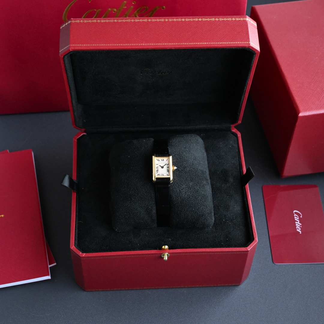 NO:393255,New Cartier tank mini 24*16  The CARTIER-Tank popular model was launched. The Cartier tank WGTA0212 is 24mm x 16mm and has a thickness of only 6.3. This small and exquisite design makes it the best choice for women's watches. The lines of the case are smooth and tough, showing a unique style of power and elegance. Especially the polishing of the case makes it show a charming luster in the light, while the brushing process on the side further enhances the texture. The design concept of this watch revolves around 'less is more', and each element has been carefully considered. The proportion of the rectangular case follows the golden division, the lugs and case.  The connection is smooth and natural, and the overall shape is both firm and elegant. The Roman numeral hour markers and blue steel hands on the dial retain the most classic design language of Cartier, while the fine scale of the minute track reflects the ultimate pursuit of details. The case is made of 316L fine steel and is carefully polished through multiple processes. First, the raw materials are carefully cut to form the prototype of the case. Then, experienced craftsmen use traditional tools to polish each edge and angle manually to ensure smoothness and accuracy of the lines. The side of the case is brushed, which enhances the texture while also improving scratch resistance; the bezel is mirror-polished to present a mirror-like luster.  The arc of the case is a major difficulty in the reproduction process. The case of the original Cartier tank has a unique micro-arc design, which is both ergonomic and adds a visual lightness. The reproduction team uses 3D scanning technology to obtain the precise curve data of the original case, and then uses CNC CNC machine tools for precision processing. Finally, it is manually adjusted by senior craftsmen to ensure that each arc is no different from the original. The watch mirror uses sapphire crystal glass, which has extremely high hardness and light transmission. The watch mirror has double-sided anti-glare treatment, and can maintain a clear reading experience at different angles. It is worth it.  It is mentioned that special attention is paid to the joint treatment between the watch mirror and the case, and special sealant and pressure assembly technology are used to ensure that the waterproof performance reaches the daily waterproof standard (30 meters waterproof). The crown is one of the iconic elements of the Cartier tank series. The crown of WGTA0212 is inlaid with a multi-sectional synthetic sapphire. The cutting process is exquisite and can reflect charming light under different lights. The fine density of the crown gear is accurately calculated, which not only ensures the smoothness of adjustment, but also maintains the aesthetic proportion of the original version.,, cartier, cartier, gold19860909新款卡地亚坦克迷你小号24*16 CARTIER-Tank爆款推出,卡地亚坦克WGTA0212尺寸为24毫米×16mm,厚度仅为6.3,这种小巧精致的设计使其成为女士腕表的不二之选.表壳的线条流畅而硬朗,展现出一种独特的力量感与优雅并存的风格.尤其是表壳的抛光处理,使其在光线下呈现出迷人的光泽,而侧面的拉丝工艺则进一步提升了质感.这款表的设计理念围绕'少即是多'展开,每一个元素都经过精心考量.矩形表壳的比例遵循黄金分割,表耳与表壳的衔接流畅自然,整体造型既刚毅又优雅.表盘上的罗马数字时标和蓝钢指针保留了卡地亚最经典的设计语言,而分钟轨道的精细刻度则体现了对细节的极致追求.表壳采用316L精钢材质,经过多道工序精细打磨.首先,原材料经过精密切割,形成表壳的雏形.随后,经验丰富的工匠使用传统工具手工打磨每个棱角,确保线条的流畅与精准.表壳侧面采用拉丝处理,增强质感的同时也提高了抗刮擦性能；而表圈则经过镜面抛光,呈现出如镜面般的光泽. 表壳的弧度是复刻过程中的一大难点.原版卡地亚坦克的表壳具有独特的微弧设计,既符合人体工程学,又增加了视觉上的轻薄感.复刻团队使用3D扫描技术获取原版表壳的精确曲线数据,然后通过CNC数控机床进行精密加工,最后再由资深工匠手工调整,确保每一个弧度都与原版无异.表镜方面采用蓝宝石水晶玻璃,具有极高的硬度和透光性.表镜经过双面防眩处理,在不同角度下都能保持清晰的读时体验.值得一提的是,特别注重表镜与表壳的接合处处理,使用特殊的密封胶和压力装配技术,确保防水性能达到日常生活防水标准(30米防水).表冠是卡地亚坦克系列的标志性元素之一,WGTA0212的表冠镶嵌一颗多切面合成蓝宝石,切割工艺精湛,在不同光线下能折射出迷人的光芒.表冠齿轮的细密度经过精确计算,既保证了调时的顺畅度,又维持了原版的美学比例.,,cartier,cartier,gold,Watch