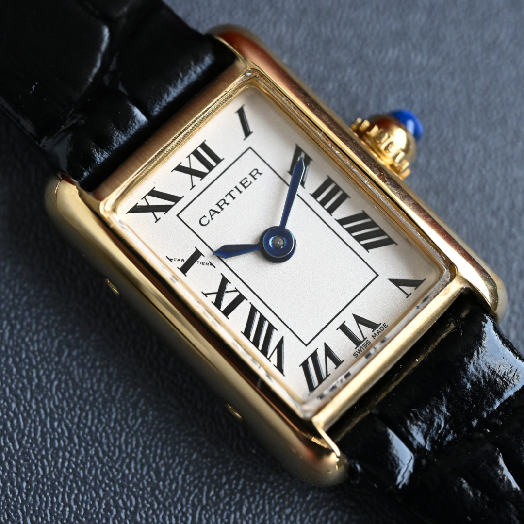 NO:393257,The dial is made of silver-plated grain patterns, paired with Roman numeral hour markers and sword-shaped blue steel hands. These details not only reflect Cartier's classic design, but also show the exquisiteness of super high craftsmanship. Each hand has been carefully baked and has a deep blue color, which is in sharp contrast with the white dial and is clearly read. In addition, the Cartier brand logo and the words 'Tank Louis Cartier' on the dial have also been carefully printed, with clear fonts and strong three-dimensionality.19860909表盘采用了镀银粒面纹饰,搭配罗马数字时标和剑形蓝钢指针.这些细节不仅体现了卡地亚的经典设计,还展现了超高工艺的精湛.每一根指针都经过精心烤制,呈现出深邃的蓝色,与白色表盘形成鲜明对比,读时清晰.此外,表盘上的卡地亚品牌标识和“Tank Louis Cartier”字样也经过精细印刷,字体清晰、立体感强,,louis vuitton,cartier,cartier,Watch