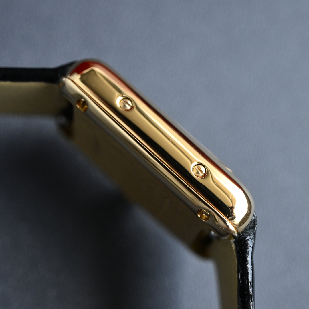 NO:393259,The case captures the original curve through three-dimensional scanning technology to ensure that every turning angle of the replica watch case is consistent with the original. The lug treatment and the strap are cut at an exact 45-degree angle, and the edges are finely polished to present a gloss transition that is exactly the same as the original. The side contour case adopts Cartier's signature step-like design, which perfectly reproduces this sense of layering, including the groove treatment at the crown. The mirror polishing case is high-precision polishing process, achieving the effect close to the mirror, and the way of reflecting light is no different from the original. The brushed case top and buckle part adopts fine brushing process, and the texture direction and density are consistent with the genuine product, which is both beautiful and wear-resistant. All sharp edges of the edge chamfer have been carefully chamfered, which not only ensures wear comfort, but also does not lose the unique tough style of Cartier.,,,cartier19860909表壳通过三维扫描技术捕捉原版曲线,确保复刻表壳的每一个转折角度都与原版一致. 表耳处理与表带的连接处采用精确的45度角切割,边缘经过精细抛光,呈现出与原版完全一致的光泽过渡.侧面轮廓表壳采用卡地亚标志性的阶梯式设计,完美复刻了这种层次感,包括表冠处的凹槽处理都分毫不差. 镜面抛光表壳正面和表耳侧面采用高精度抛光工艺,达到接近镜面的效果,反射光线的方式与原版无异.拉丝处理表壳顶部和表扣部分采用精细拉丝工艺,纹路方向与密度都与正品保持一致,既美观又耐磨.边缘倒角所有锐利边缘都经过精心倒角处理,既保证了佩戴舒适性,又不失卡地亚特有的硬朗风格.,,cartier,Watch