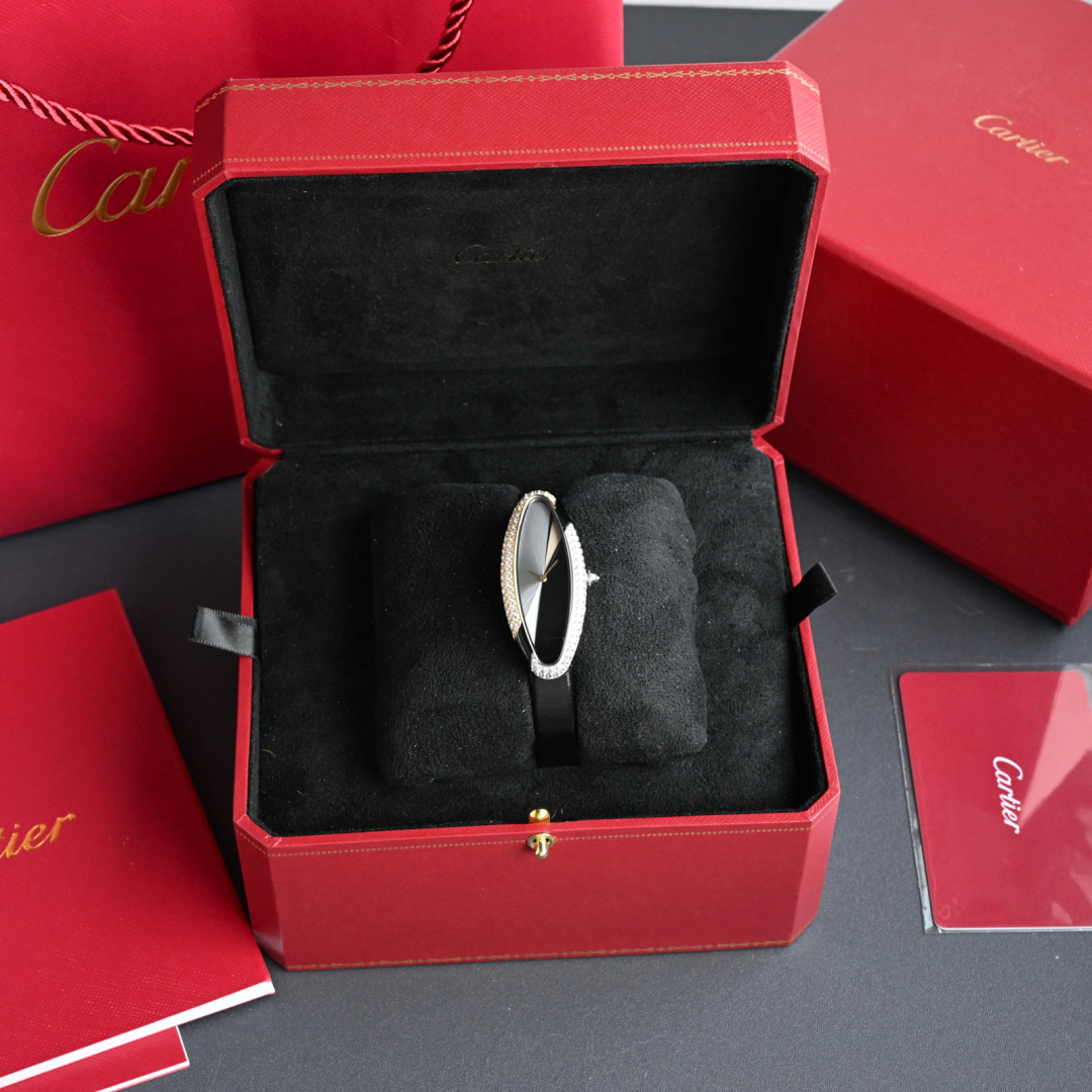 NO:393236,Cartier Bathtub Series Cartier Baignoire Allongee Medium Size length 47mm and width 21mm. The iconic Roman scale is paired with quenched baked blue steel hand, elongated medium size and has a sense of power. It is the most popular neutral proportion in the Baignoire series, not challenging gender and personality. In particular, the new electric black case with three colors and personality is fashionable, giving this work a unique modern language. The curved case is paired with soft Italian calfskin, arched sapphire mirror, perfectly fits the wrist curve, the matte dial and elongated case, the elliptical philosophy of soft and power collision, and the eye-catching. The old-fashioned style is also perfectly integrated with the Cartier watch style, cartier, cartier, cowhide19860909卡地亚浴缸系列Cartier Baignoire Allongee Medium Size长度47mm 宽度21mm .标志性罗马刻度搭配淬火烤蓝钢指针,拉长中型尺寸优雅又兼有力量感,是 Baignoire 系列中最受欢迎的中性比例,不挑性别又挑性格.特别是新型的间电黑表壳3色搭配个性时尚,赋予了这款作品独特的现代语言.弧形表壳搭配柔软意大利小牛皮,拱形蓝宝石镜面,完美贴合手腕曲线,磨砂表盘与拉长的表壳,柔和与力量碰撞的椭圆哲学,吸睛度拉满. 老钱风 vintage风的同时,完美融合了卡地亚手表风格,,cartier,cartier,cowhide,Watch