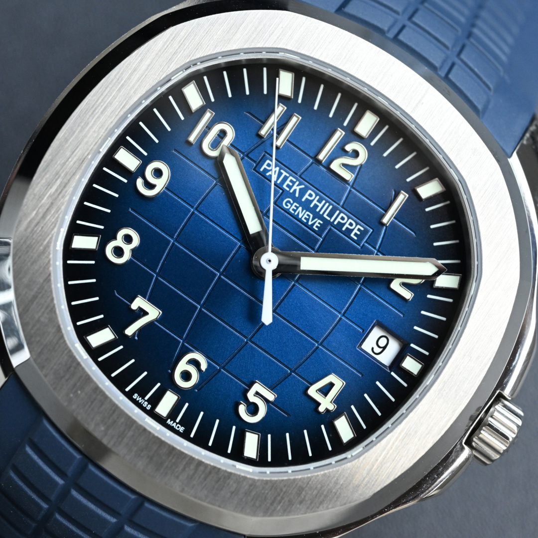 NO:393244,The classic plaid embossed dial presents a delicate gradient effect under different lights. The embossed pattern of the 'chessboard' has a strong three-dimensional feeling, which is consistent with the original version. The hour marker is made of platinum (rhodium plated), with uniform luminous coating and clear reading at night. The pointer is a classic Toffee needle with sharp edges and no burrs. The window opens at 3 o'clock in the calendar window, with clear font printing and no ink overflow. The hour marker and pointer on the disc are filled with luminous coating, which has excellent luminous effect. The 11 Arabic numerals on the dial are arranged in a regular arrangement, with consistent size and thickness, round and smooth corners, and even luminous filling. The edges of the pointer are smooth and burrs, and the luminous filling is not overflowed, and the polishing is exquisite. The radial texture of the dial is delicate and has a subtle shadow effect.19860909经典格纹浮雕表盘,在不同光线下呈现细腻的渐变效果.“棋盘格”浮雕纹路立体感强,与原版一致,时标采用白金材质（镀铑处理）,夜光涂层均匀,夜间读时清晰.指针为经典的太妃针,边缘打磨锐利,无毛边.日历窗口3点钟位置开窗,字体印刷清晰,无溢墨现象,盘面上的时标和指针均填充了夜光涂层,夜光效果出色.表盘上的11个阿拉伯数字时标规整排列,大小、粗细一致,边角圆润光滑,夜光填充均匀.指针边缘光洁无毛刺,夜光填充无溢出,打磨精致.表盘的放射纹理细腻且带有微妙的阴影效果,,Watch