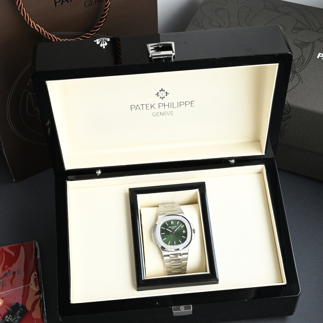 NO:393265,Patek Philippe 5711 (atek hilie) highest version  Nautilus mechanical men's watch 40mm, newly upgraded automatic trolley pieces, adopt Swiss ultra-precision bearings, and the industry's unprecedented installation trolley pieces technology. It achieves 100% noise reduction. The original movement, no fake clips, no fake balance wheels, no fake rubies, and complete reproduction of 3.3mm out-of-print high-quality 324SC integrated movement. The dial scale is upgraded to the luminous brightness, and the overall harmony and synchronous brightness is achieved. The Nautilus classic blue disc is currently improved to color consistent with the original, killing other market currencies in seconds. Each watch in the calendar window is made  Horizontal position, no oblique obstruction. The head adjusts gear smoothly and debugs to the best state. The upgraded grenade adjustment time and the feel of the winding chain are smooth. The entire watch is upgraded to 8.3 mm in thickness, perfectly realizing the thinnest mechanical watch on the entire network, equivalent to the original thickness. It is extremely comfortable to wear. The emphasis is on adjusting the calendar clockwise by the 324Sc movement, that is, adjusting the calendar from up to down. Pay attention to the analysis and the original version. When adjusting the time, pull the crown second gear. The large second hand does not stop.,,patek  philippe19860909百达翡丽5711（atek hilie）最高版 鹦鹉螺机械男表40mm,全新升级自动陀片,采用瑞士超精密轴承,业界史无前例的安装陀片工艺.做到百分百降噪音.原版机芯,无假夹版,无假摆轮,无假红宝石.完整的复刻出3.3毫米的绝版高品质324SC一体机芯.升级表盘刻度夜光超亮,而且整体做到和谐一致同步亮度.鹦鹉螺经典蓝盘,目前改进与原版一致的颜色,秒杀其它市场通货.日历窗口每一只手表做了水平正位,不出现偏斜遮挡.把头调节档位顺畅度的多次调试,调试到最佳状态.使得升级版手雷调校时间和上链的手感畅顺.升级了整个手表厚度8.3毫米,完美实现全网最薄机械表,等同原装厚度.佩戴起来舒适无比..重点强调324Sc机芯顺时针调日历,也就是由上往下调日历.注意辨析和原版一致.调节时间的时候,拉表冠二挡.大秒针是不停止的.,,patek philippe,Watch