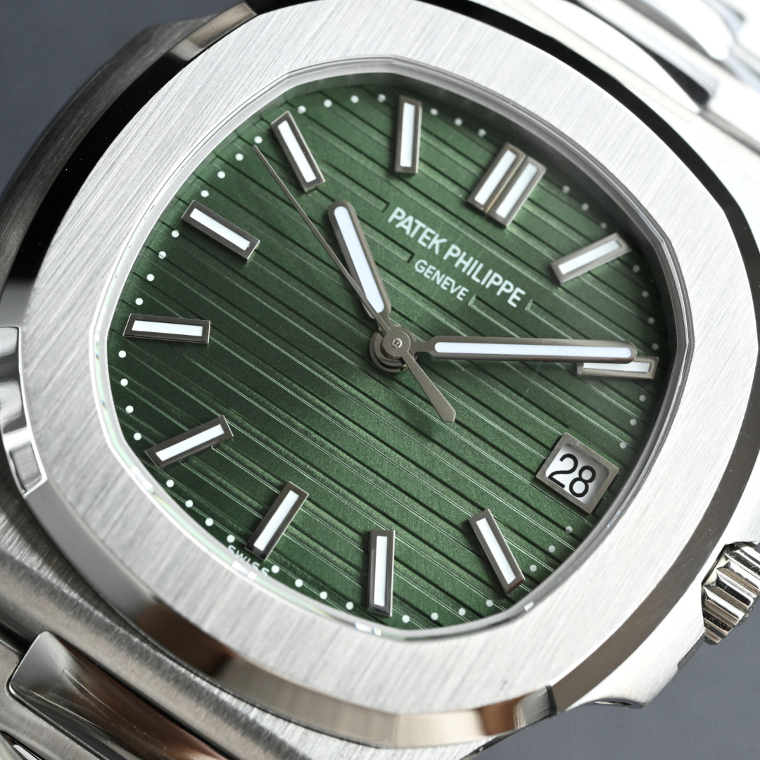 NO:393268,The dial is the most recognizable part of Patek Philippe 5711. Whether it is the classic gray-blue or green, it is highly restored through exquisite craftsmanship. The radial texture on the dial is naturally delicate, and each metal strip is finely polished, clean and exquisite. The upgrade focuses on optimizing the texture and color of the dial. The blue dial adopts gradient blue technology, and the angles under different lights have different color changes. The horizontal lines on the dial are embossed by laser engraving, with delicate patterns, strong three-dimensionality, edge chamfering, and uniform luminous filling. The pointer is designed for willow leaf needles, and the central axis part is hollowed out, which is consistent with the original version.,,,patek philippe19860909表盘是百达翡丽5711最具辨识度的部分,无论是经典的灰蓝色、绿色,都通过精湛的工艺实现了高度还原,表盘上的放射状纹理自然细腻,每一根金属条都经过精细打磨,干净精致.升级重点优化了表盘的纹理和颜色.蓝盘采用渐变蓝工艺,不同光线下的角度有不同的色泽变化,横纹浮雕 表盘上的水平横纹（Horizontal Teak attern）采用激光雕刻,纹路细腻,立体感强,边缘倒角处理,夜光填充均匀.指针为柳叶针设计,中轴部分做镂空处理,与原版一致.,,patek philippe,Watch