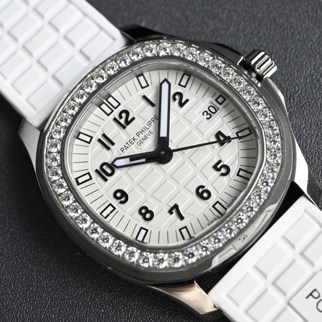 NO:393251,The dial uses stamping technology to make these micro pyramid structures, with the mold accuracy reaching the micron level, ensuring that the density, height and angle of the texture are consistent with the original version. The dial color adopts a special white tone, which is achieved through multi-layer electroplating technology, which is neither too cool white nor yellow, and perfectly follows the original version. The hour marker and logo adopt oil-pressure printing technology, with sharp edges of the text without burrs, strong three-dimensional sense, and the concentration and gloss of the black ink are strictly controlled.19860909表盘采用冲压工艺制作这些微型金字塔结构,模具精度达到微米级,确保纹理的密度、高度和角度与原版一致.表盘颜色采用特殊的白色调,通过多层电镀工艺实现,既不过于冷白也不偏黄,完美跟足原版.时标和logo采用油压印刷技术,文字边缘锐利无毛边,立体感强,黑色油墨的浓度和光泽度都经过严格把控.,,Watch